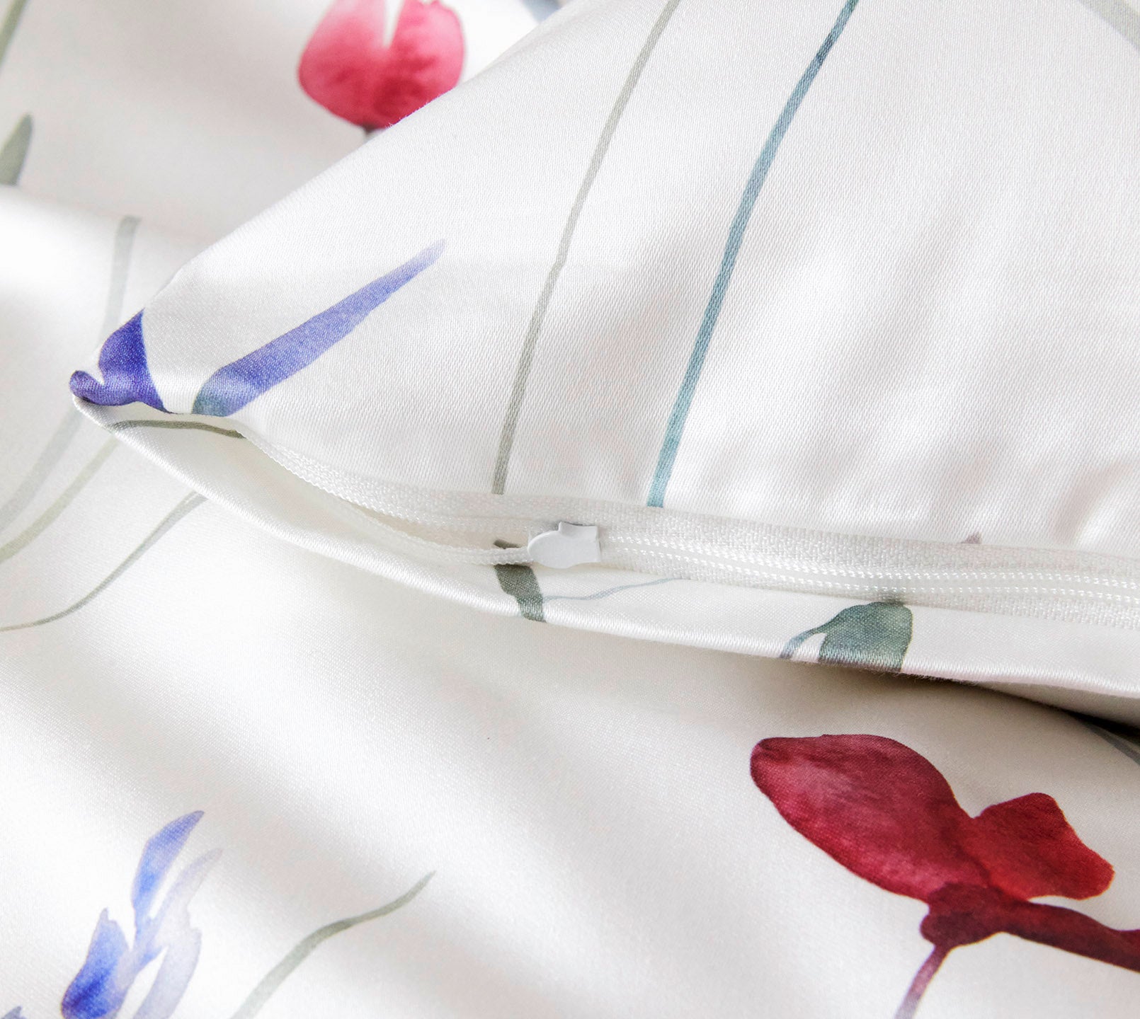 Satin Bettwäsche Highlife in Weiß Blumenwiese Reißverschluss #farbe_Highlife Weiß