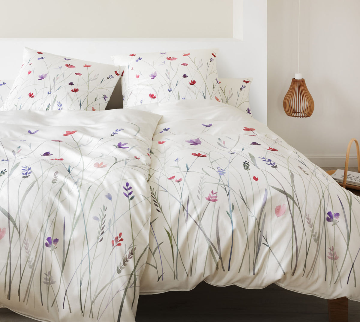 Satin Bettwäsche Highlife in Weiß Blumenwiese Schlafzimmer #farbe_Highlife Weiß