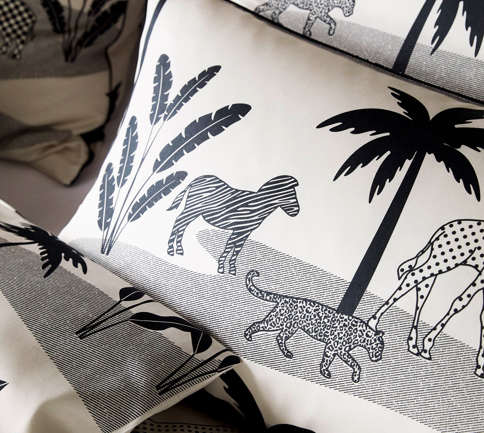 Satin Bettwäsche Jungle Graphic in Schwarz-Sand Dschungeltiere Detail 3 #farbe_Jungle Graphic Schwarz-Sand