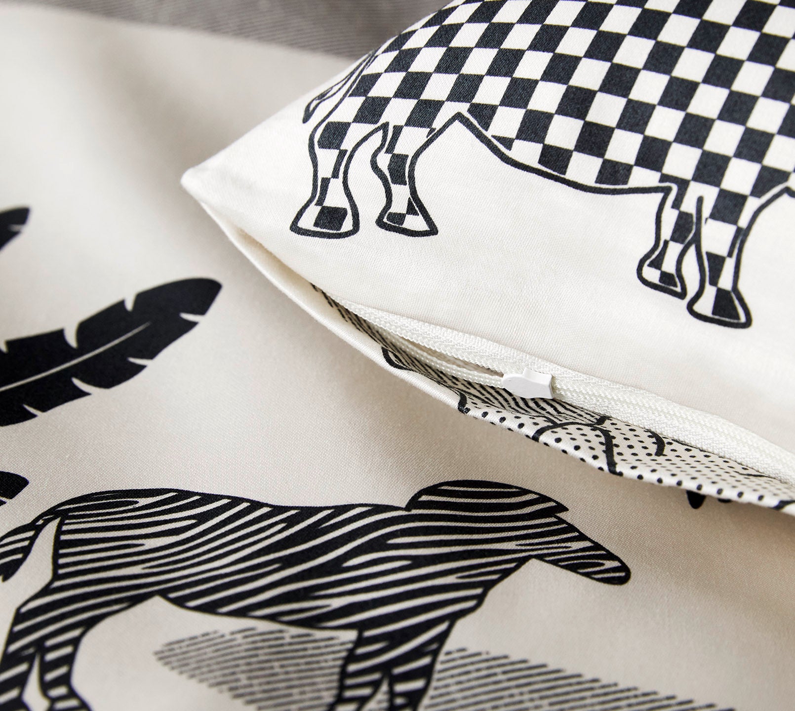 Satin Bettwäsche Jungle Graphic in Schwarz-Sand Dschungeltiere Reißverschluss #farbe_Jungle Graphic Schwarz-Sand