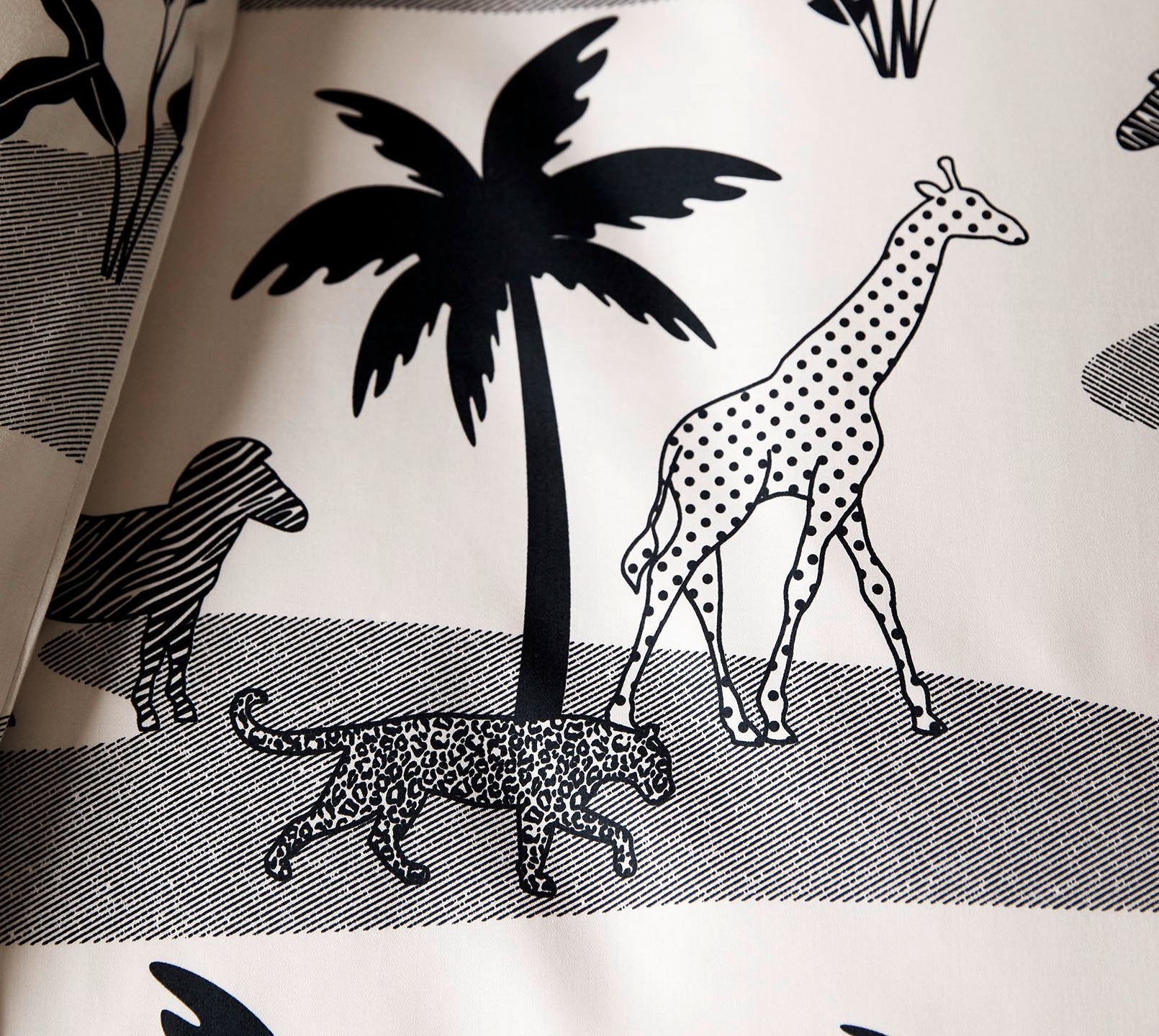 Satin Bettwäsche Jungle Graphic in Schwarz-Sand Dschungeltiere Detail 1 #farbe_Jungle Graphic Schwarz-Sand