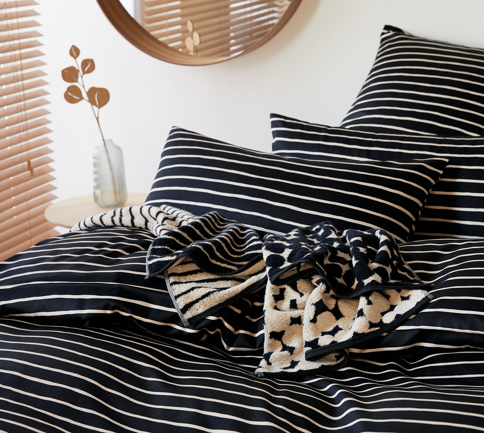 Satin Bettwaesche Lines in Schwarz Kissen 2 #farbe_Lines Schwarz