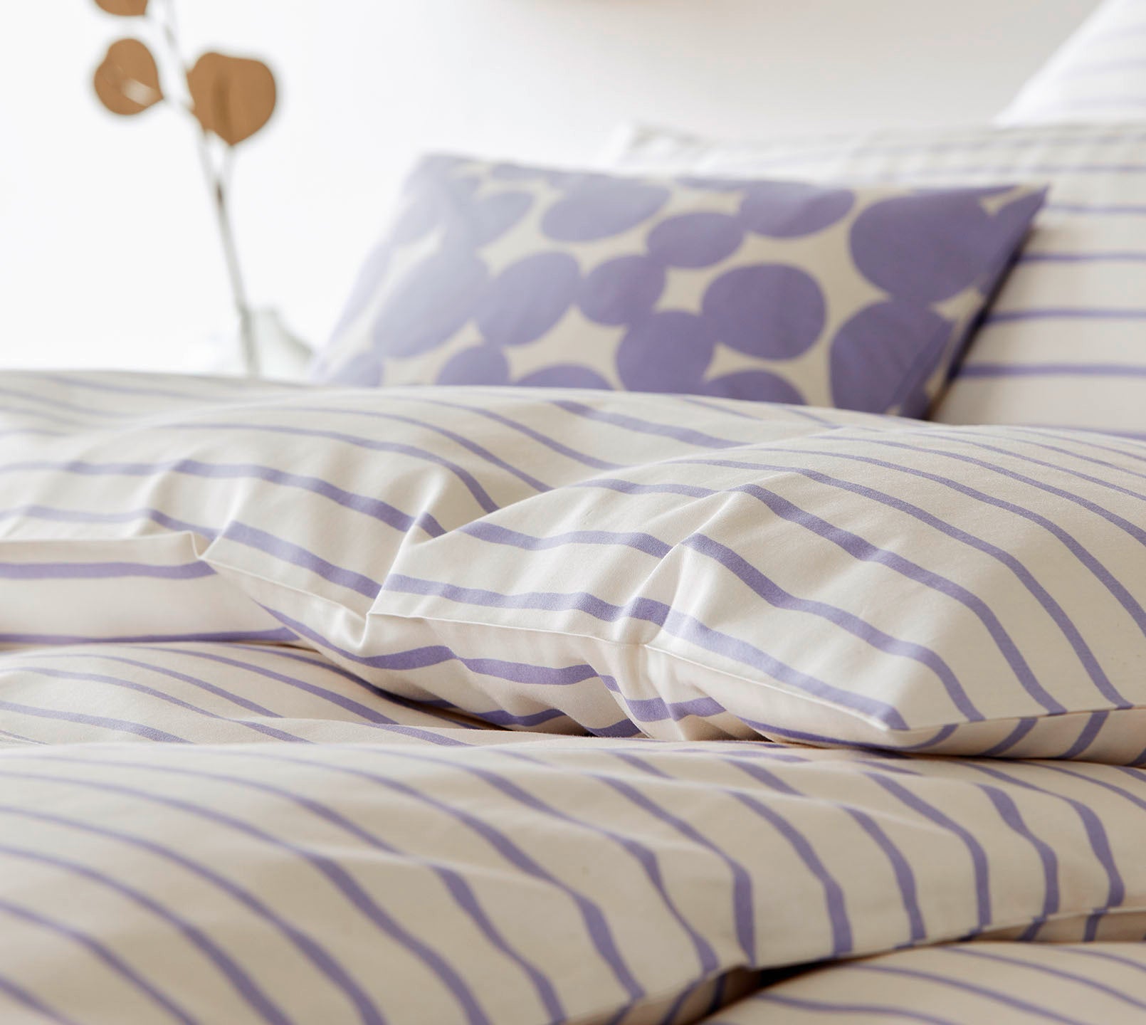 Satin Bettwaesche Lines in Flieder Streifen Detail 1 #farbe_Lines Flieder