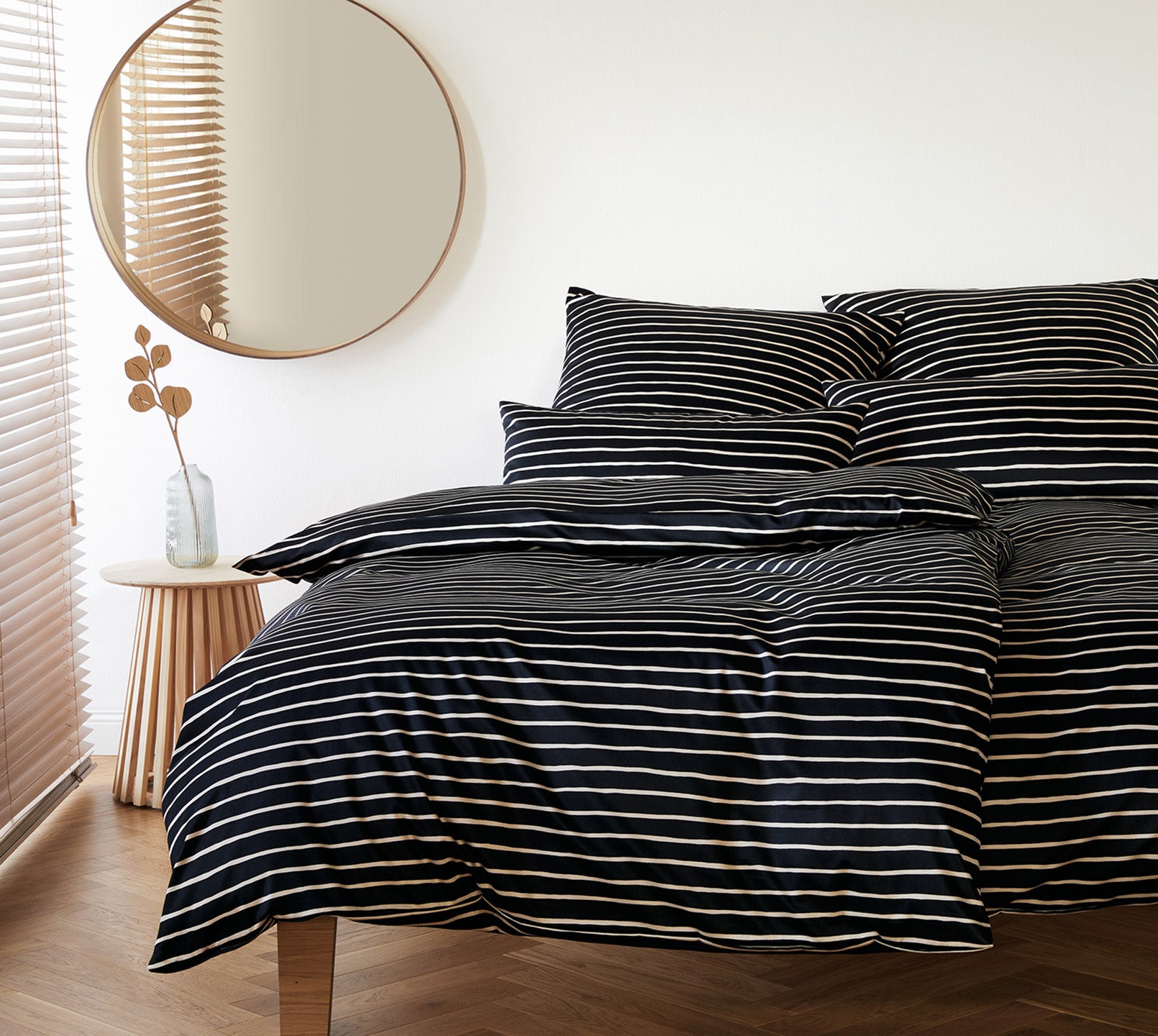 Satin Bettwaesche Lines in Schwarz Schlafzimmer #farbe_Lines Schwarz