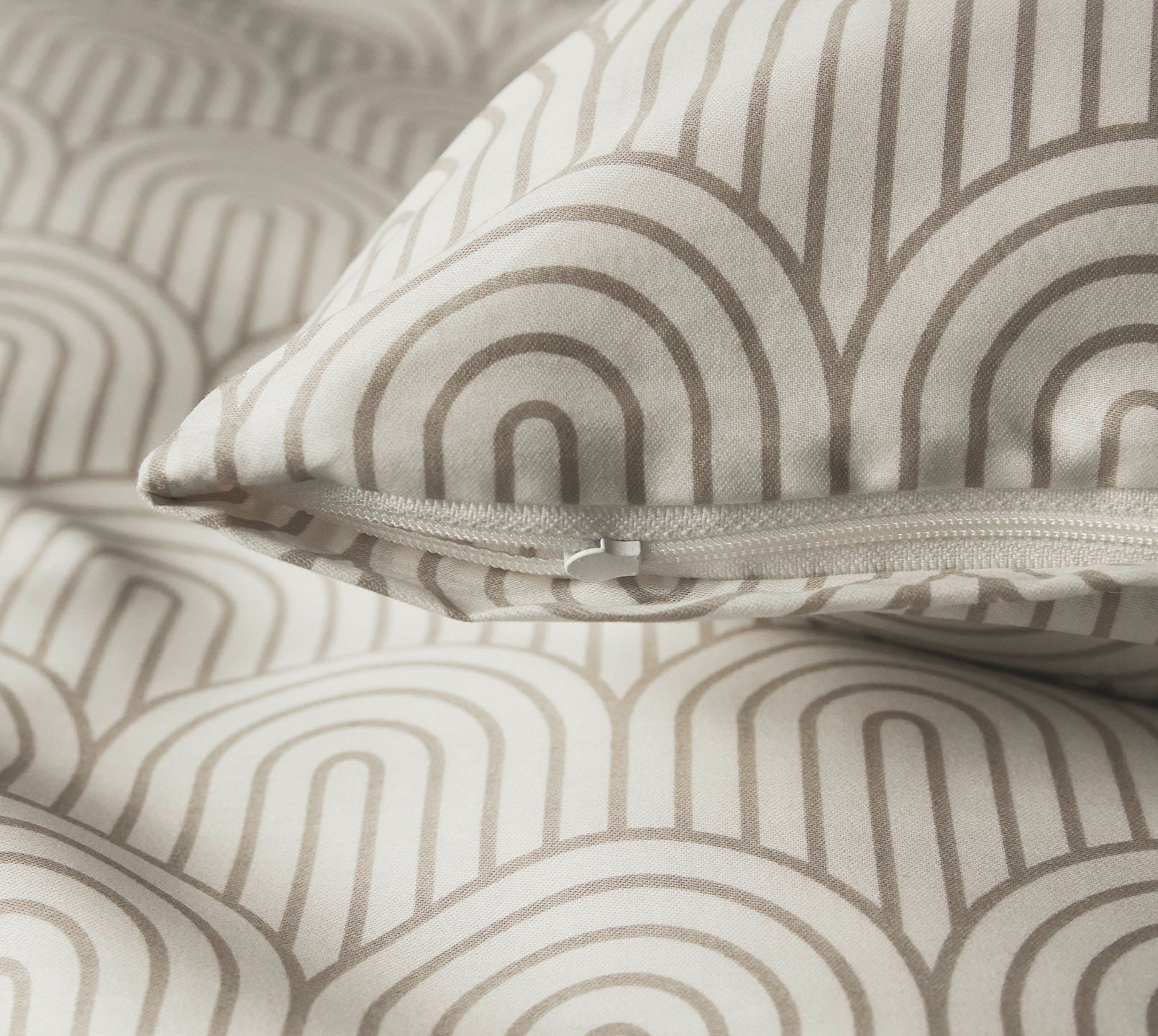 Satin Bettwäsche Maison Arcs in Gold Bögen Reißverschluss #farbe_Maison Arcs Natur