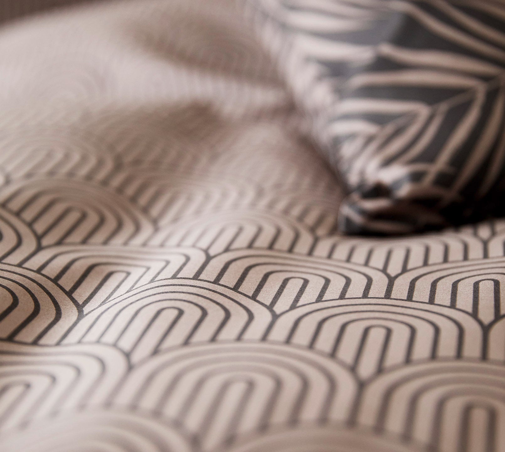 Satin Bettwäsche Maison Arcs in Gold Bögen Detail #farbe_Maison Arcs Basalt