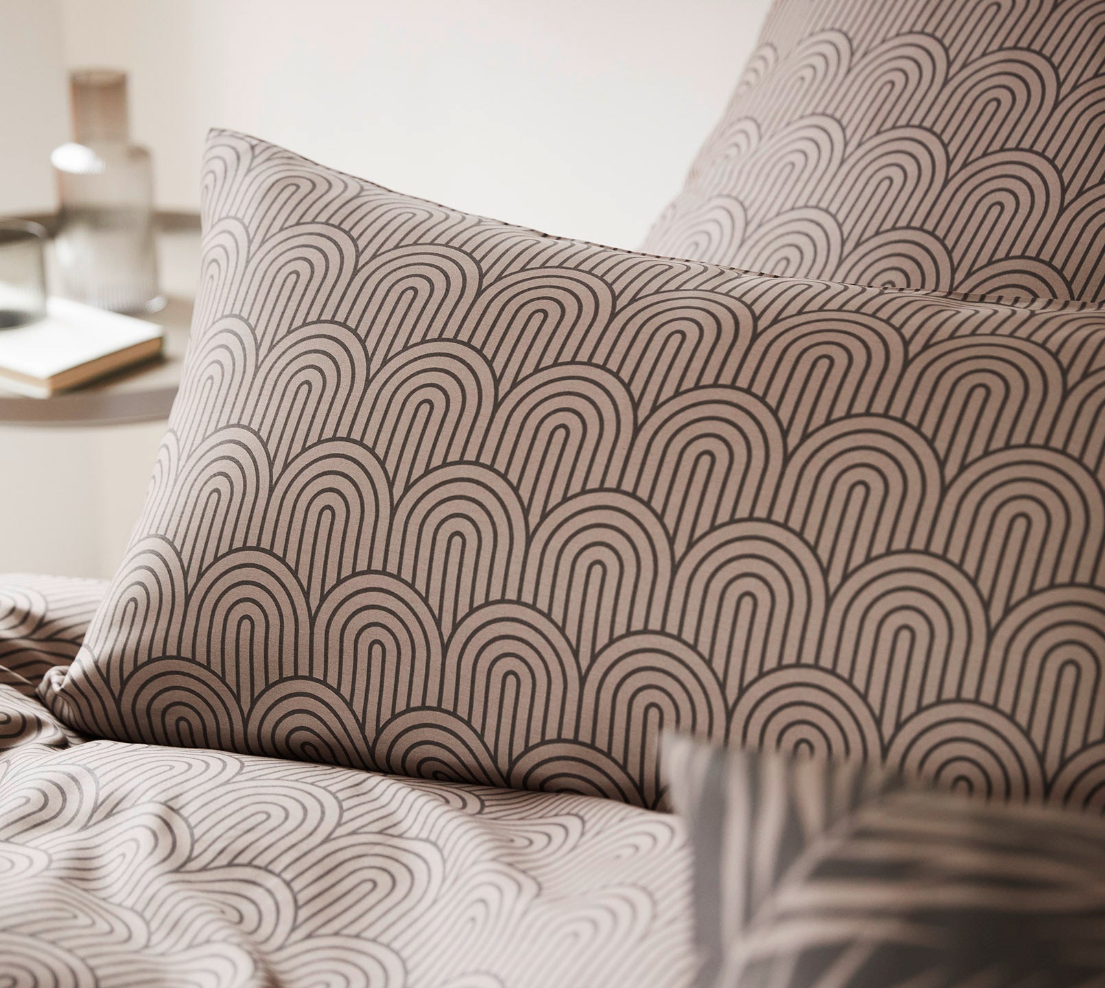 Satin Bettwäsche Maison Arcs in Gold Bögen Kissenmix #farbe_Maison Arcs Basalt