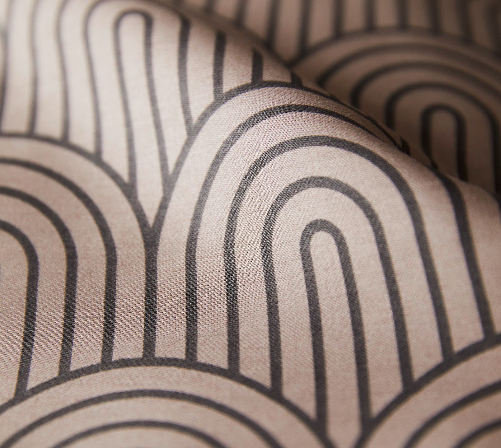 Satin Bettwäsche Maison Arcs in Gold Bögen Material #farbe_Maison Arcs Basalt