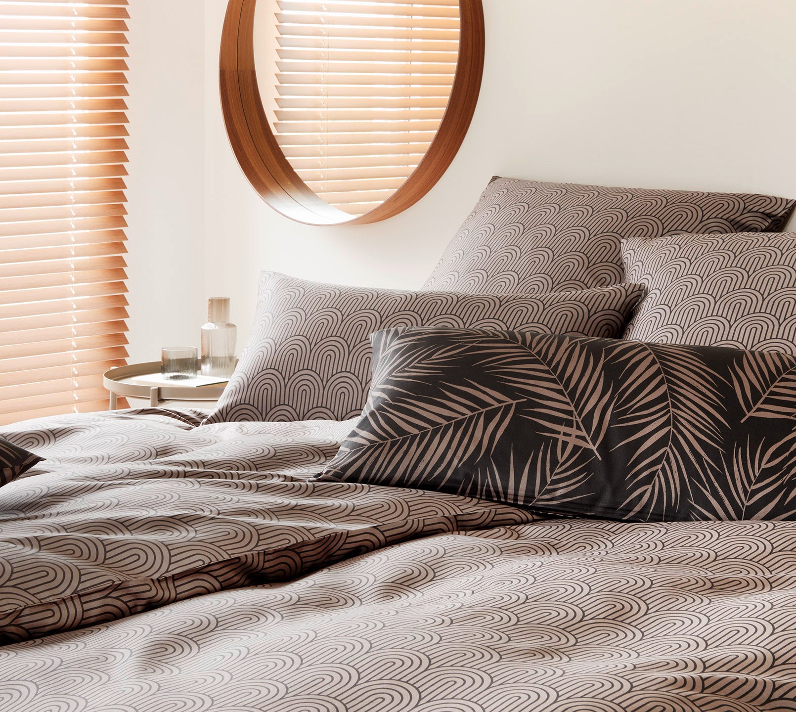 Satin Bettwäsche Maison Arcs in Gold Bögen Mix #farbe_Maison Arcs Basalt