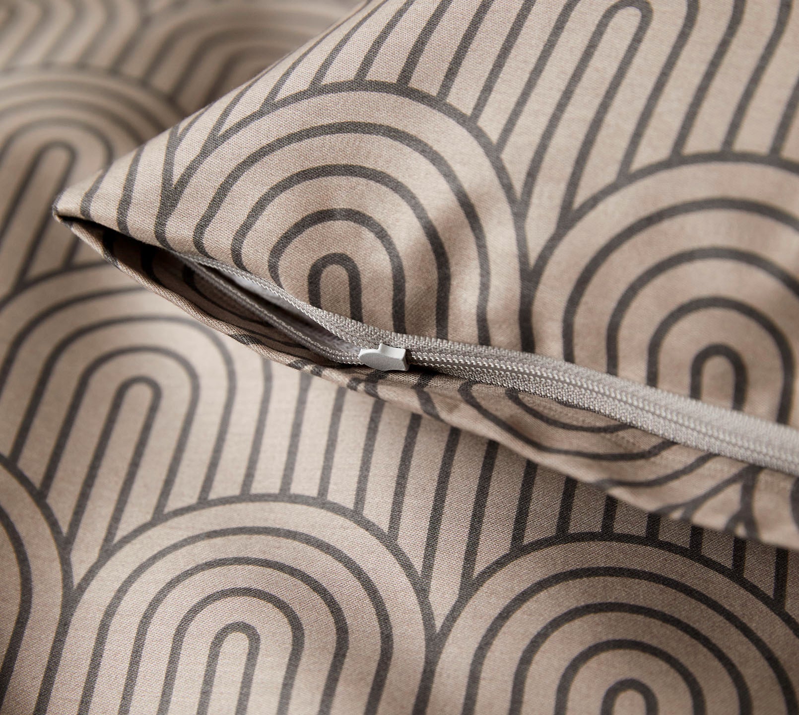 Satin Bettwäsche Maison Arcs in Gold Bögen Reißverschluss #farbe_Maison Arcs Basalt