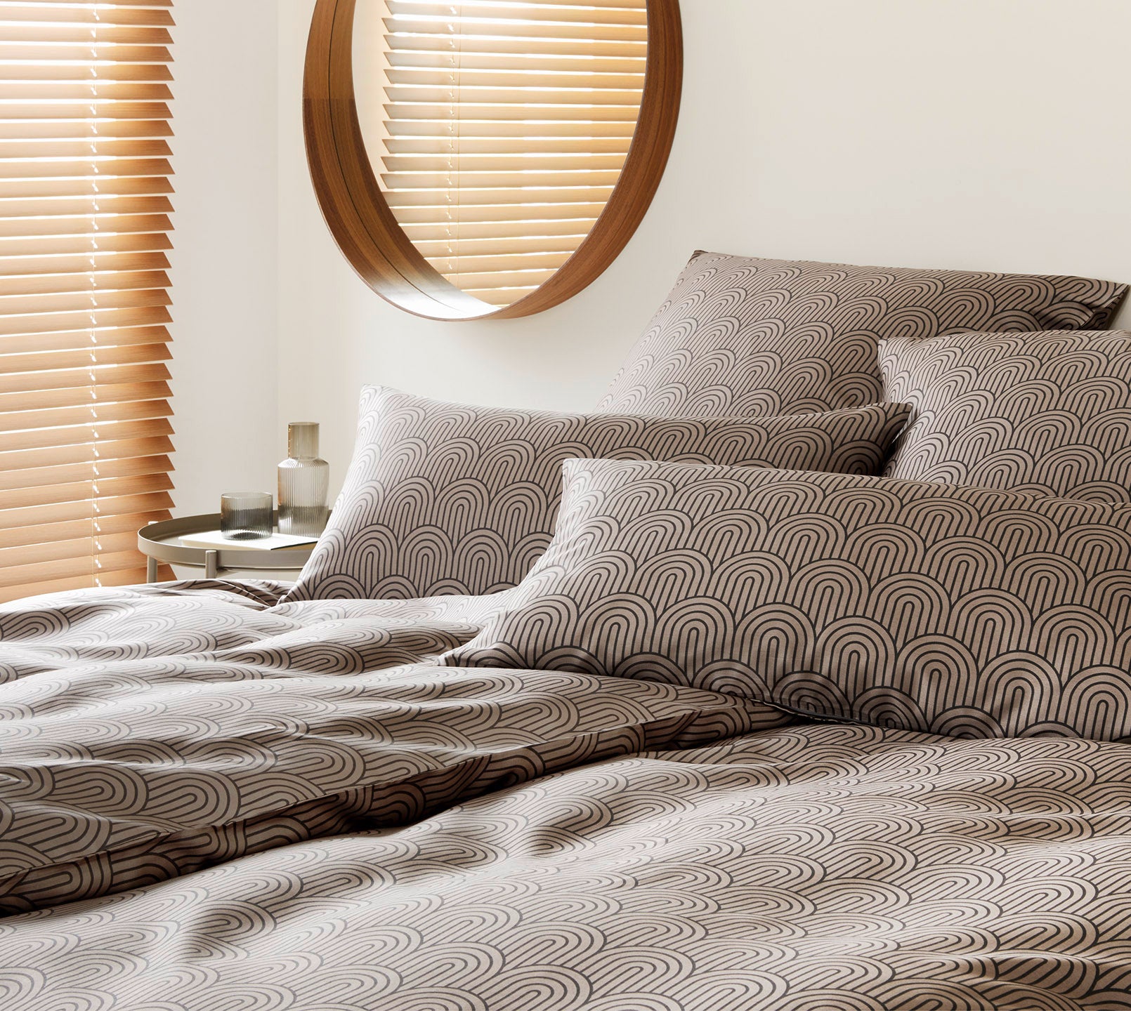 Satin Bettwäsche Maison Arcs in Gold Bögen Schlafzimmer #farbe_Maison Arcs Basalt