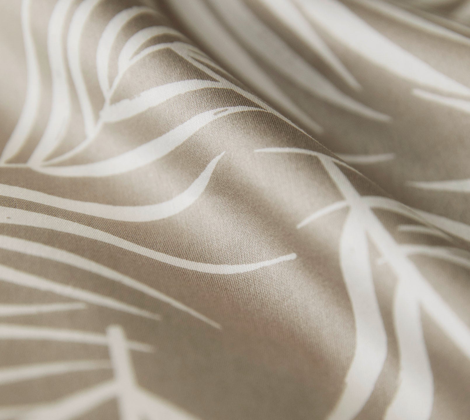 Satin Bettwäsche Maison Leaves in Gold Palmenblätter Material #farbe_Maison Leaves Natur