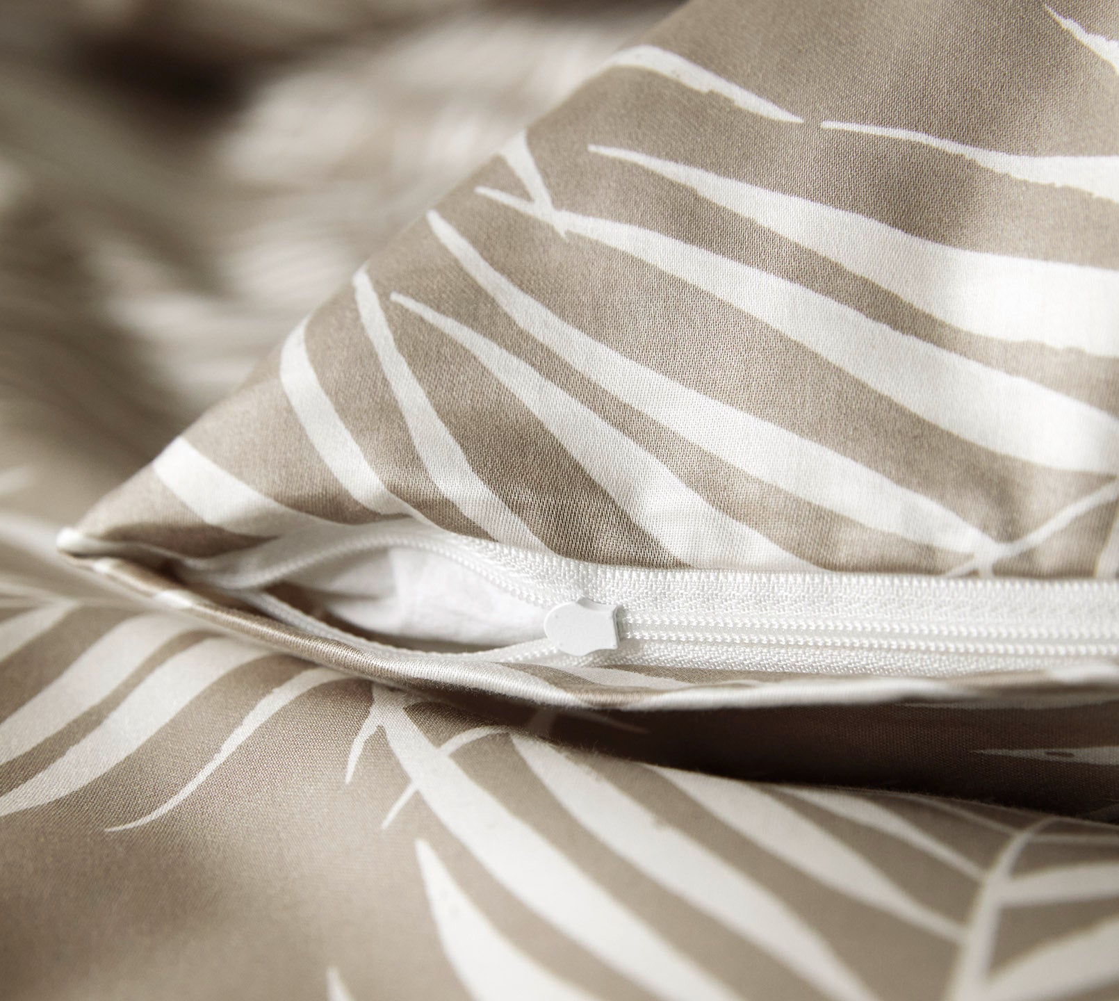 Satin Bettwäsche Maison Leaves in Gold Palmenblätter Reißverschluss #farbe_Maison Leaves Natur