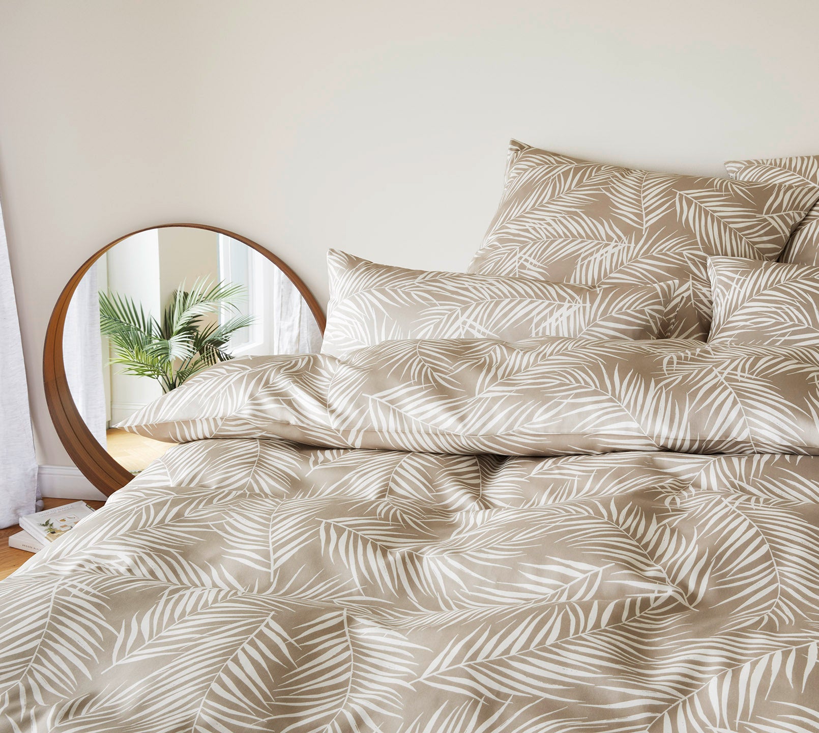 Satin Bettwäsche Maison Leaves in Gold Palmenblätter Material #farbe_Maison Leaves Natur