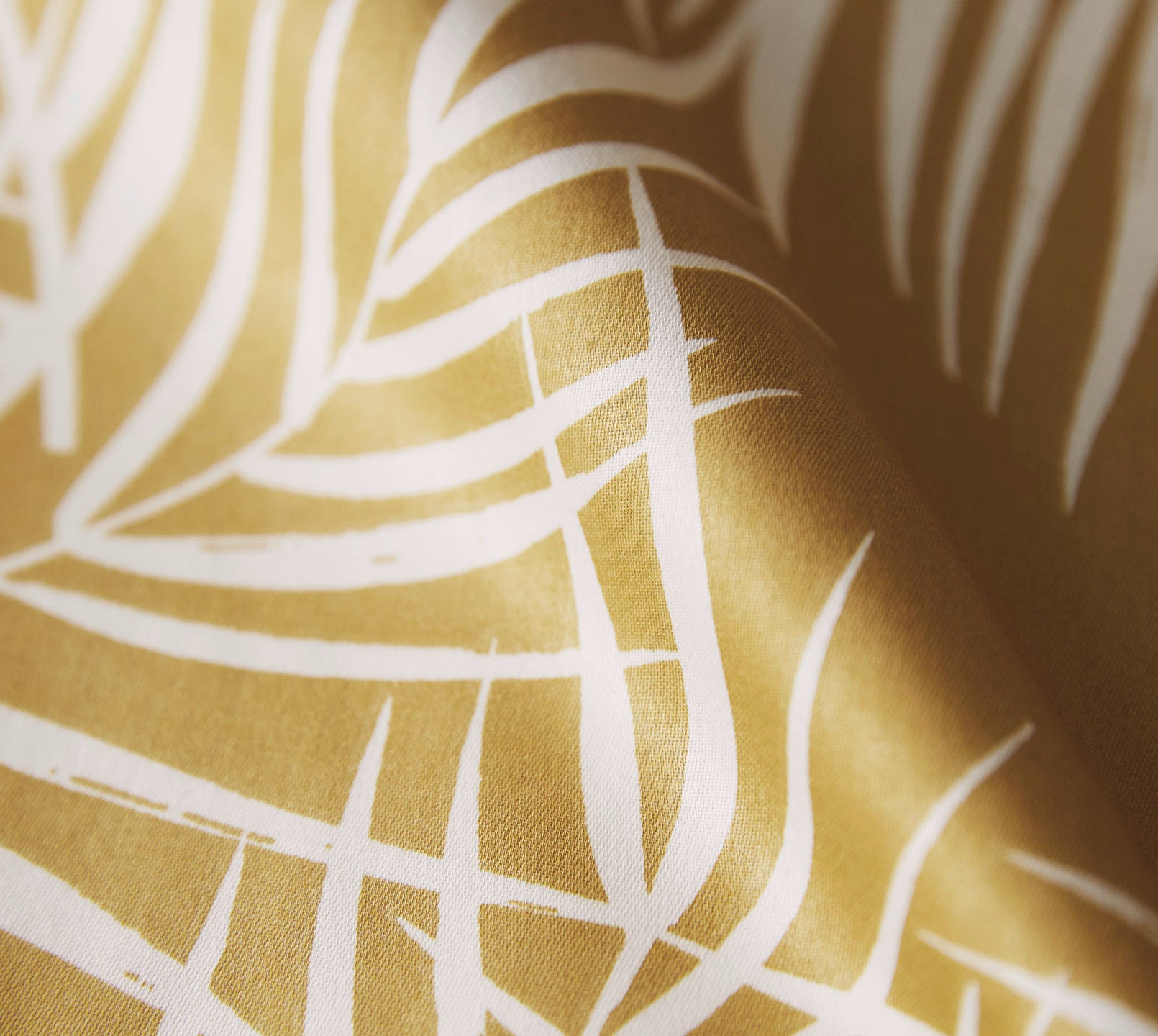 Satin Bettwäsche Maison Leaves in Gold Palmenblätter Material #farbe_Maison Leaves Gold