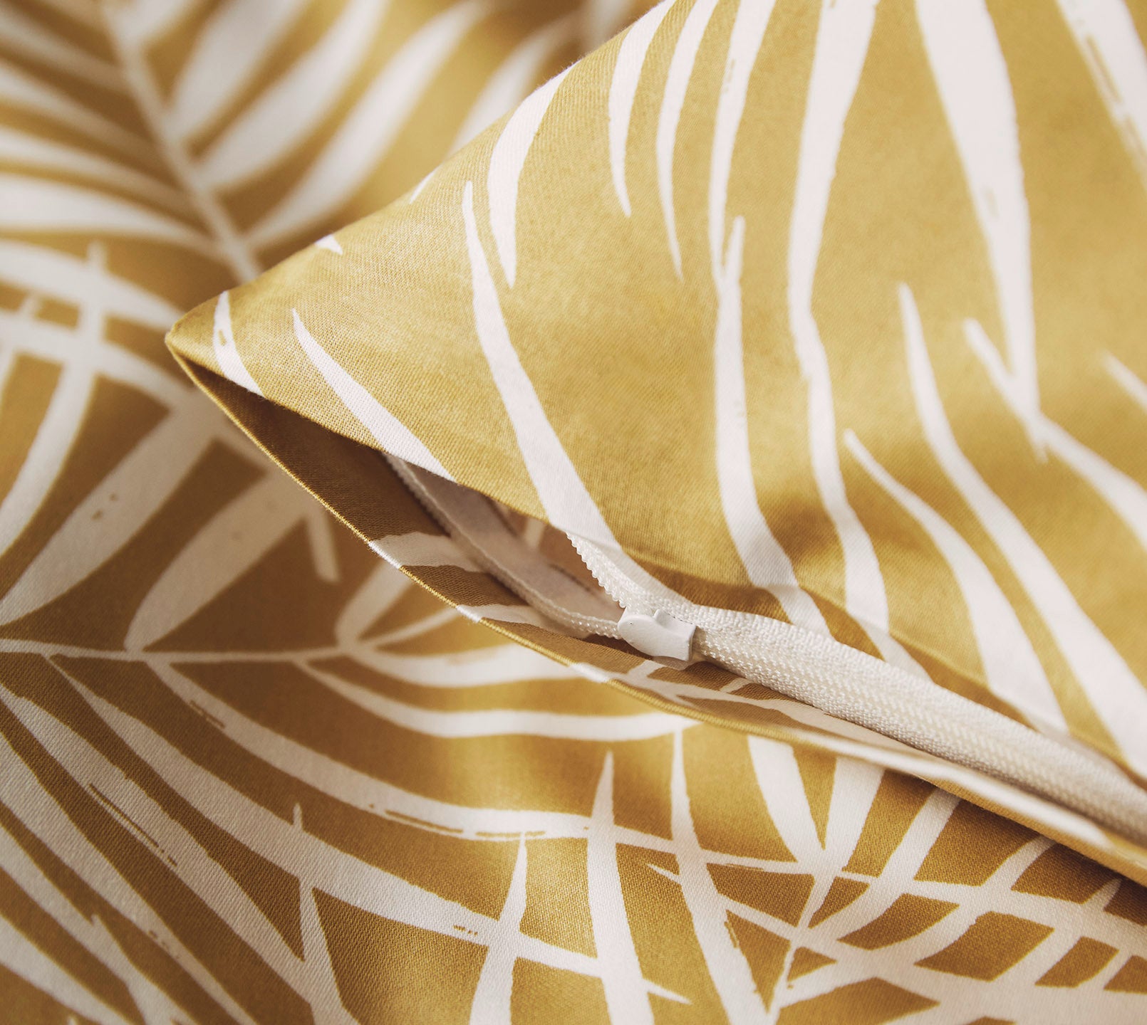 Satin Bettwäsche Maison Leaves in Gold Palmenblätter Reißverschluss #farbe_Maison Leaves Gold