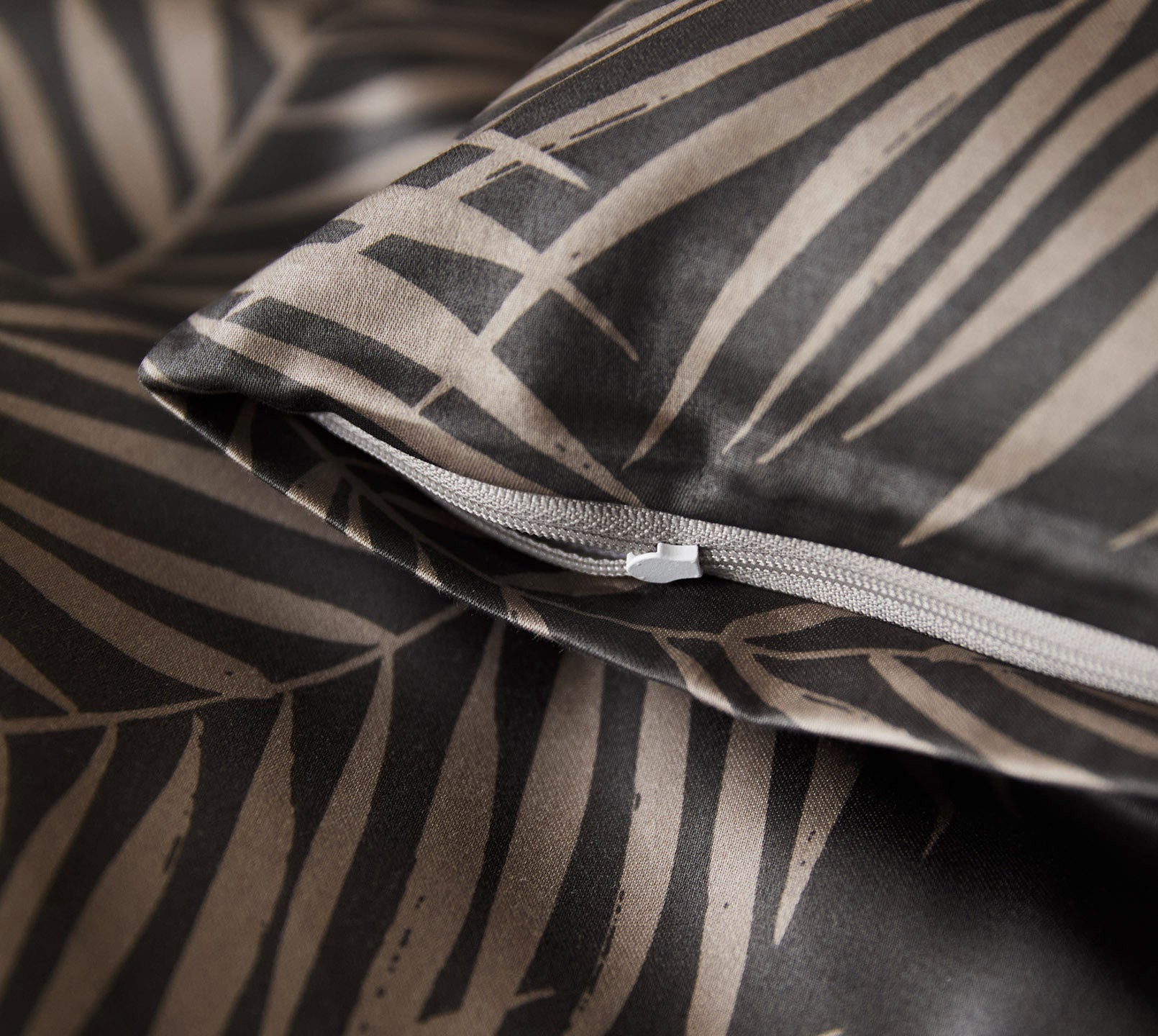 Satin Bettwäsche Maison Leaves in Gold Palmenblätter Reißverschluss #farbe_Maison Leaves Basalt