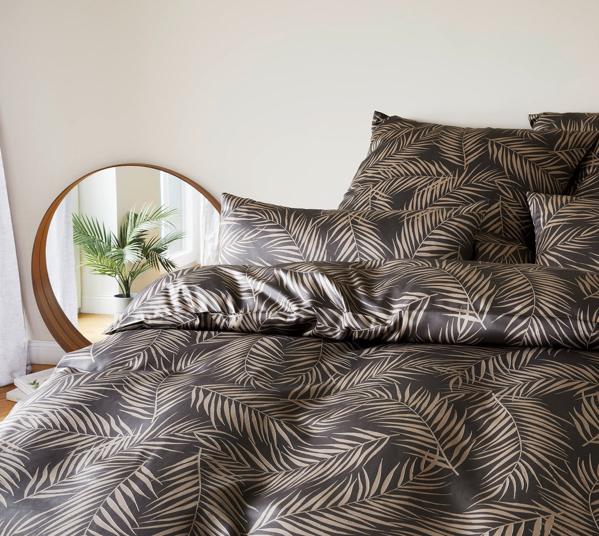 Satin Bettwäsche Maison Leaves in Gold Palmenblätter Schlafzimmer #farbe_Maison Leaves Basalt