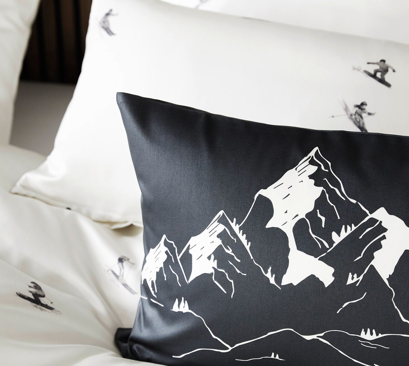 Satin Bettwäsche Mono Ski in Graphit Skifahrer Detail 1 #farbe_Mono Ski Graphit