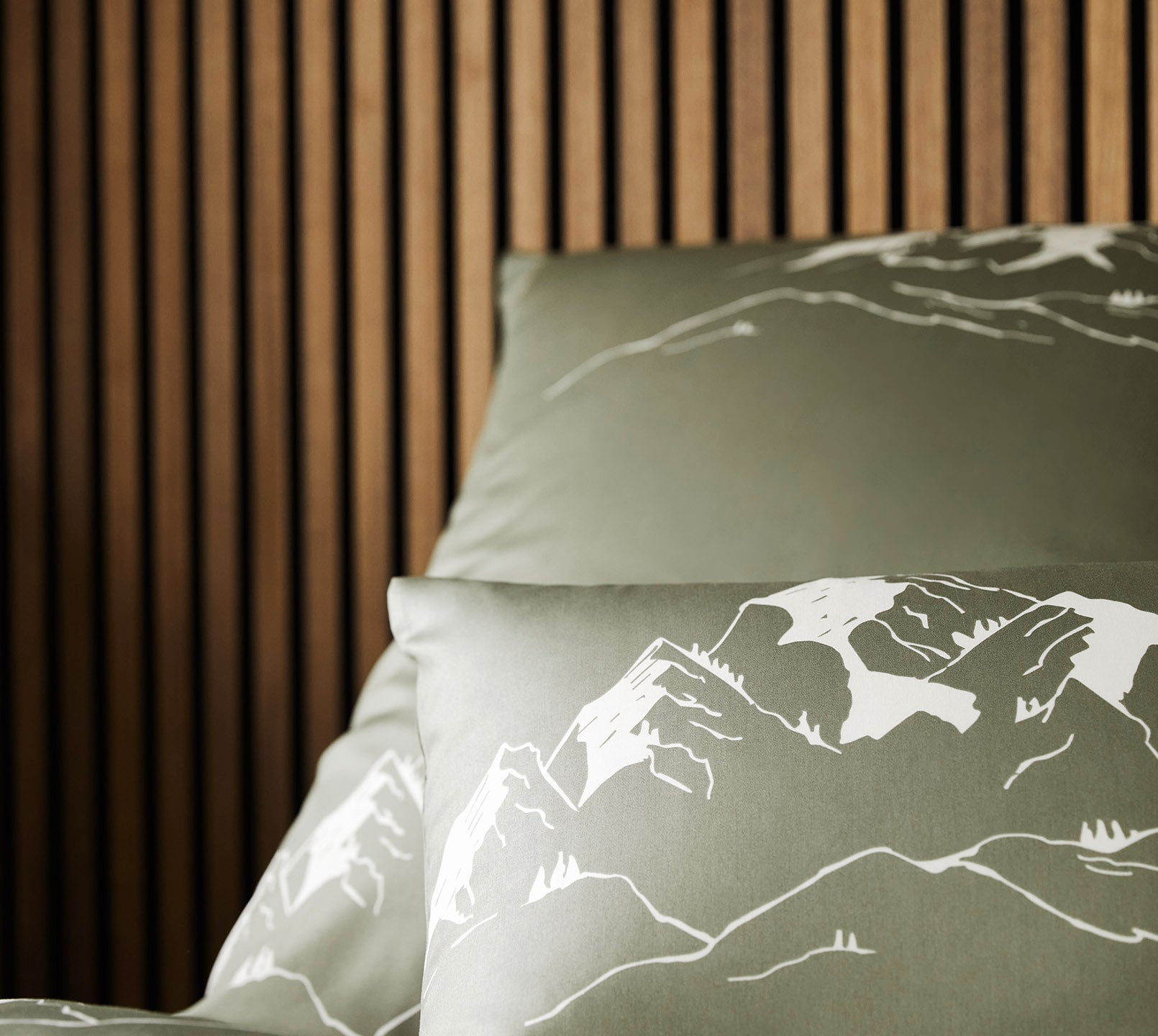 Satin Bettwäsche Mountain Top in Zirbe Bergmotiv Detail 1 #farbe_Mountain Top Zirbe