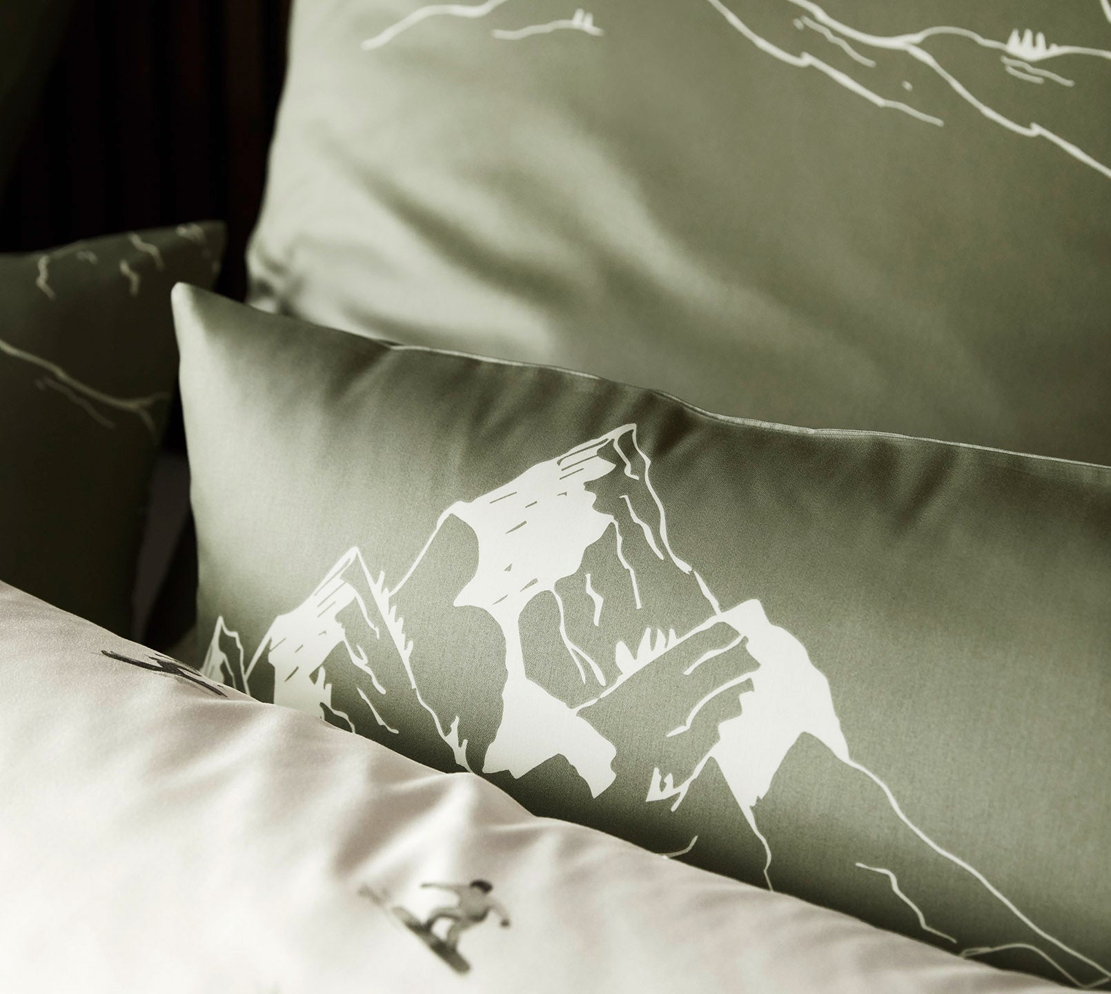 Satin Bettwäsche Mountain Top in Zirbe Bergmotiv Detail 2 #farbe_Mountain Top Zirbe