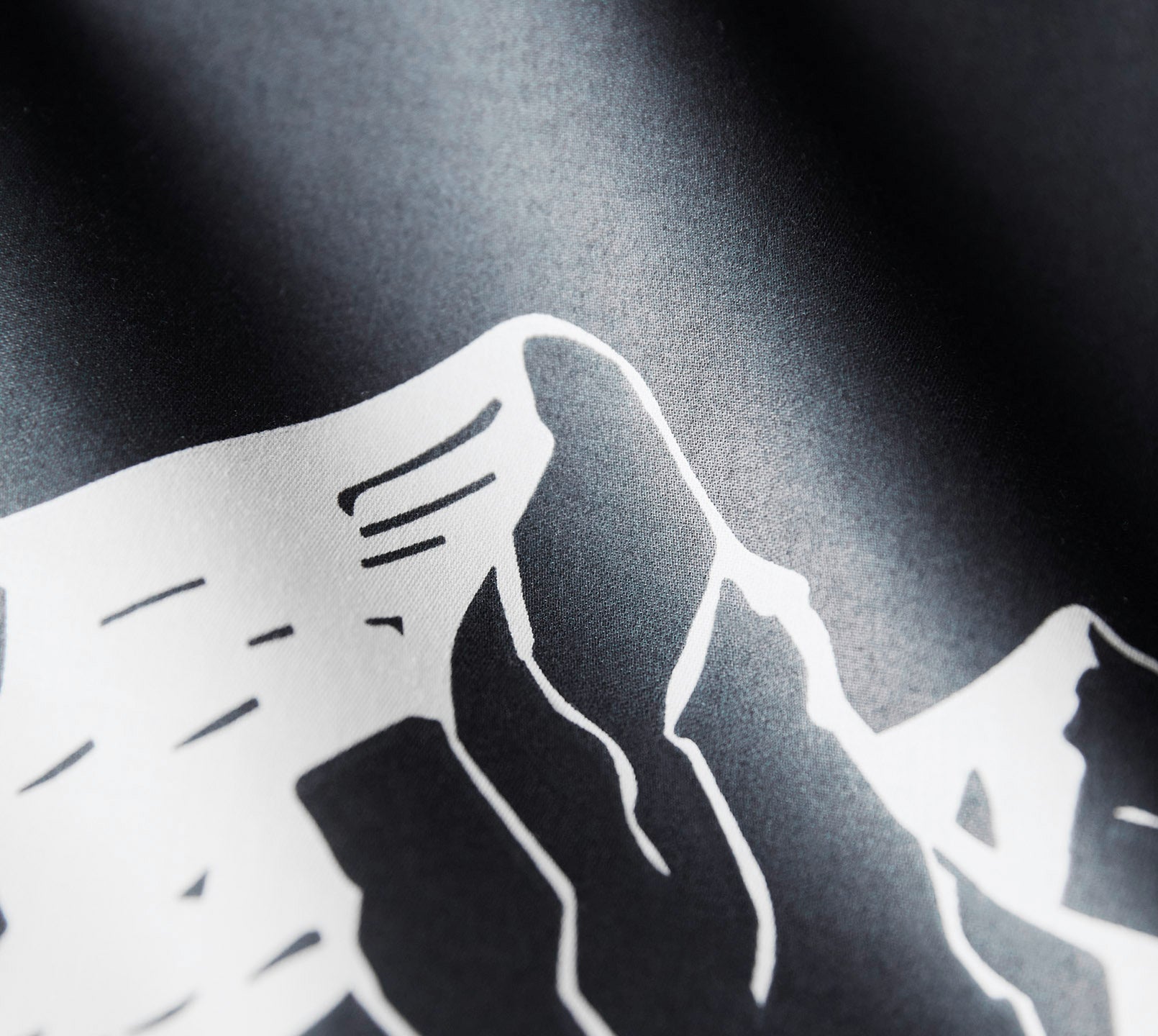 Satin Bettwäsche Mountain Top in Graphit Bergmotiv Material #farbe_Mountain Top Graphit