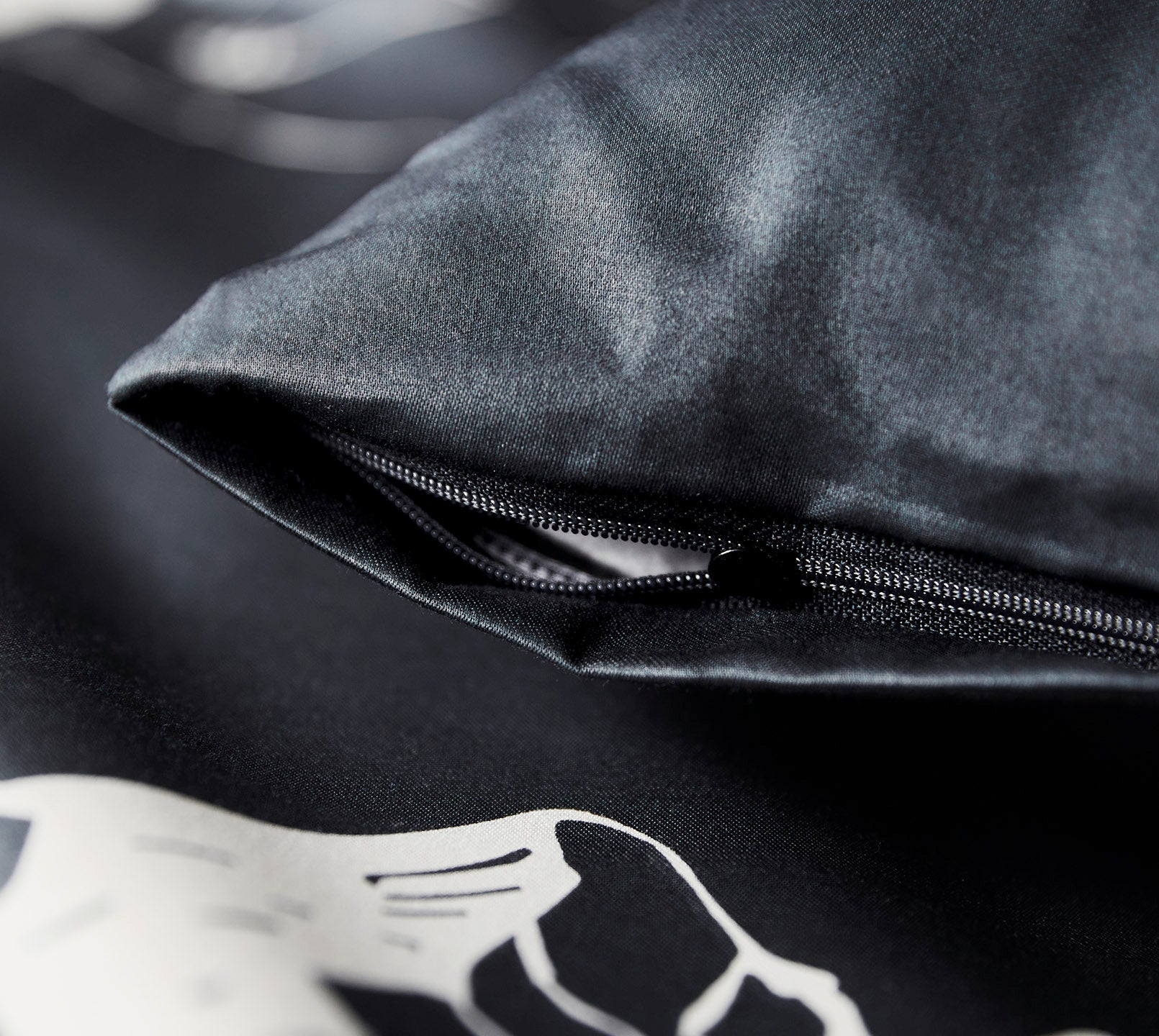 Satin Bettwäsche Mountain Top in Graphit Bergmotiv Reißverschluss #farbe_Mountain Top Graphit