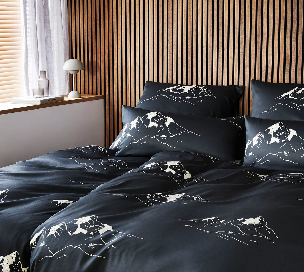 Satin Bettwäsche Mountain Top in Graphit Bergmotiv Schlafzimmer #farbe_Mountain Top Graphit