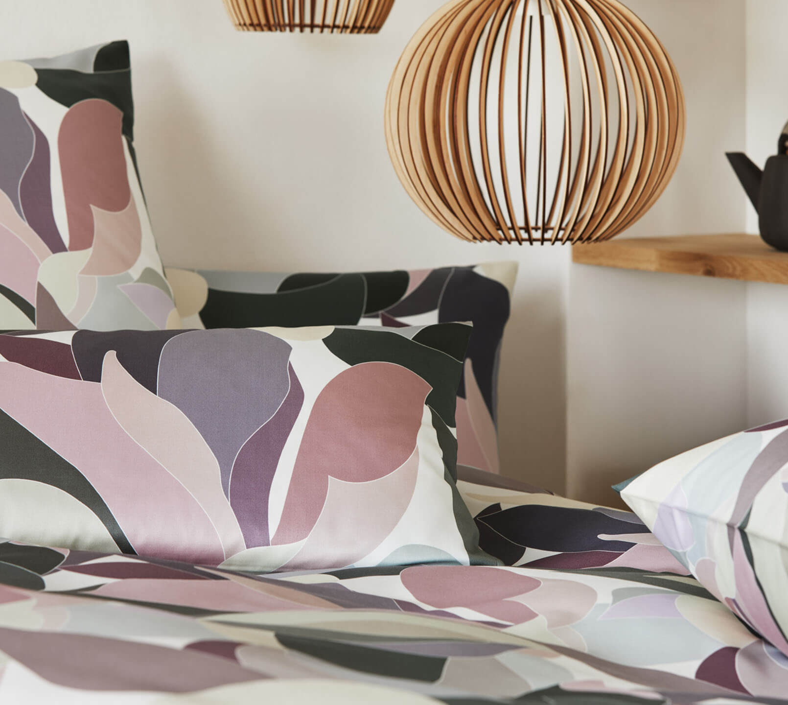 Satin Bettwäsche Night Garden in Puder Blättermotiv Detail #farbe_Night Garden Puder