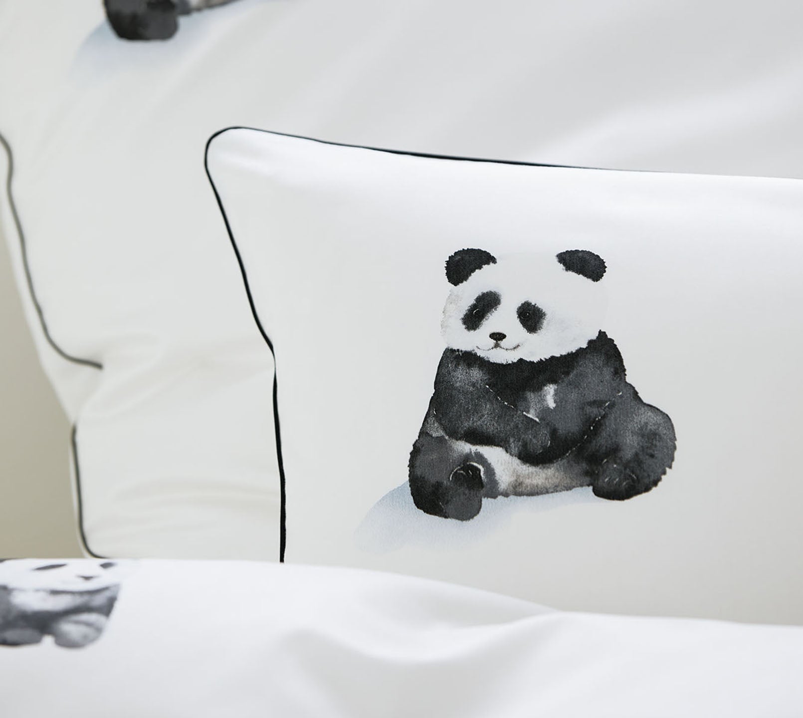 Satin Bettwäsche Panda Bear in Weiß Pandabär Detail 2 #farbe_Panda Bear Weiß