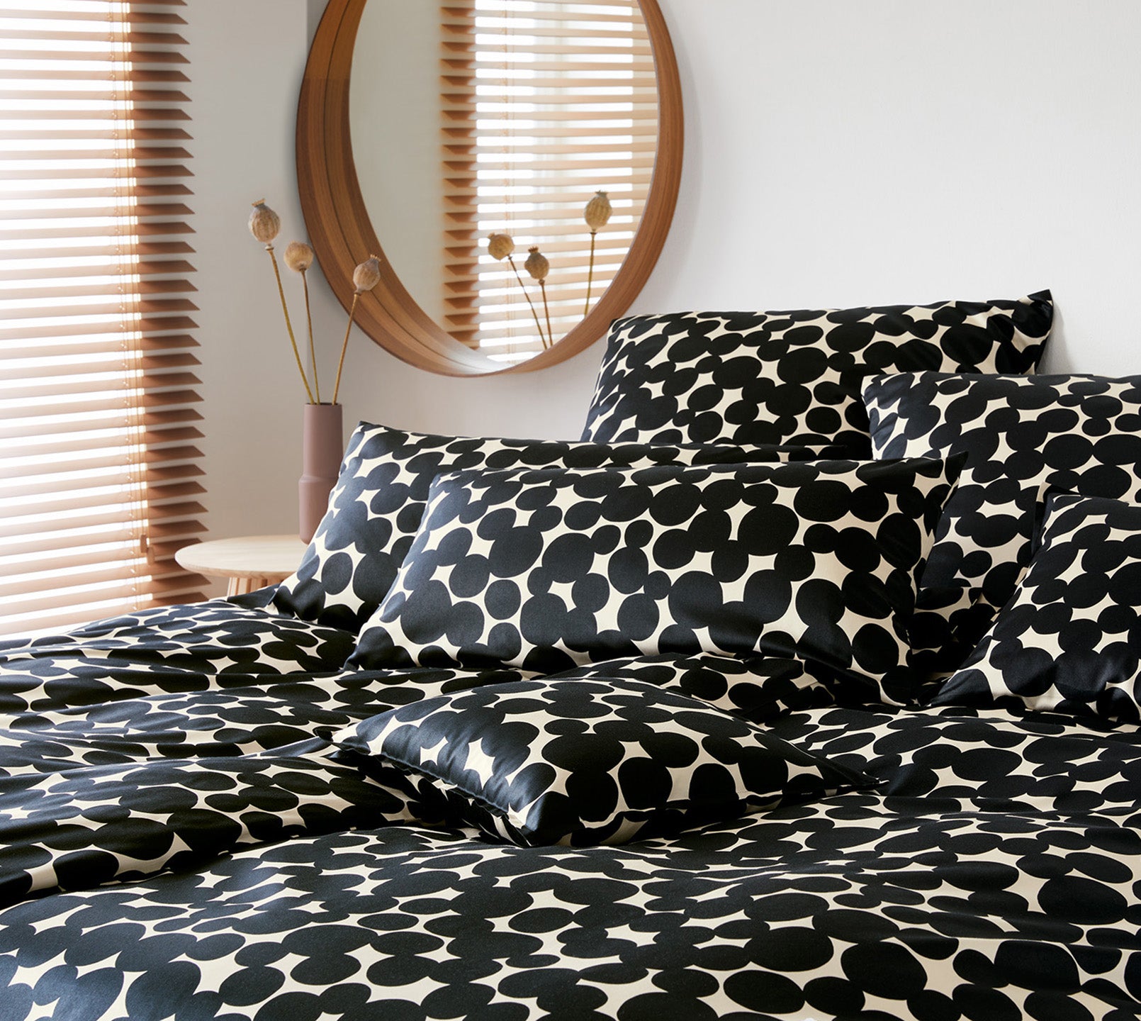 Mako Satin Bettwäsche Pebbles in Schwarz im Schlafzimmer #farbe_Pebbles Schwarz