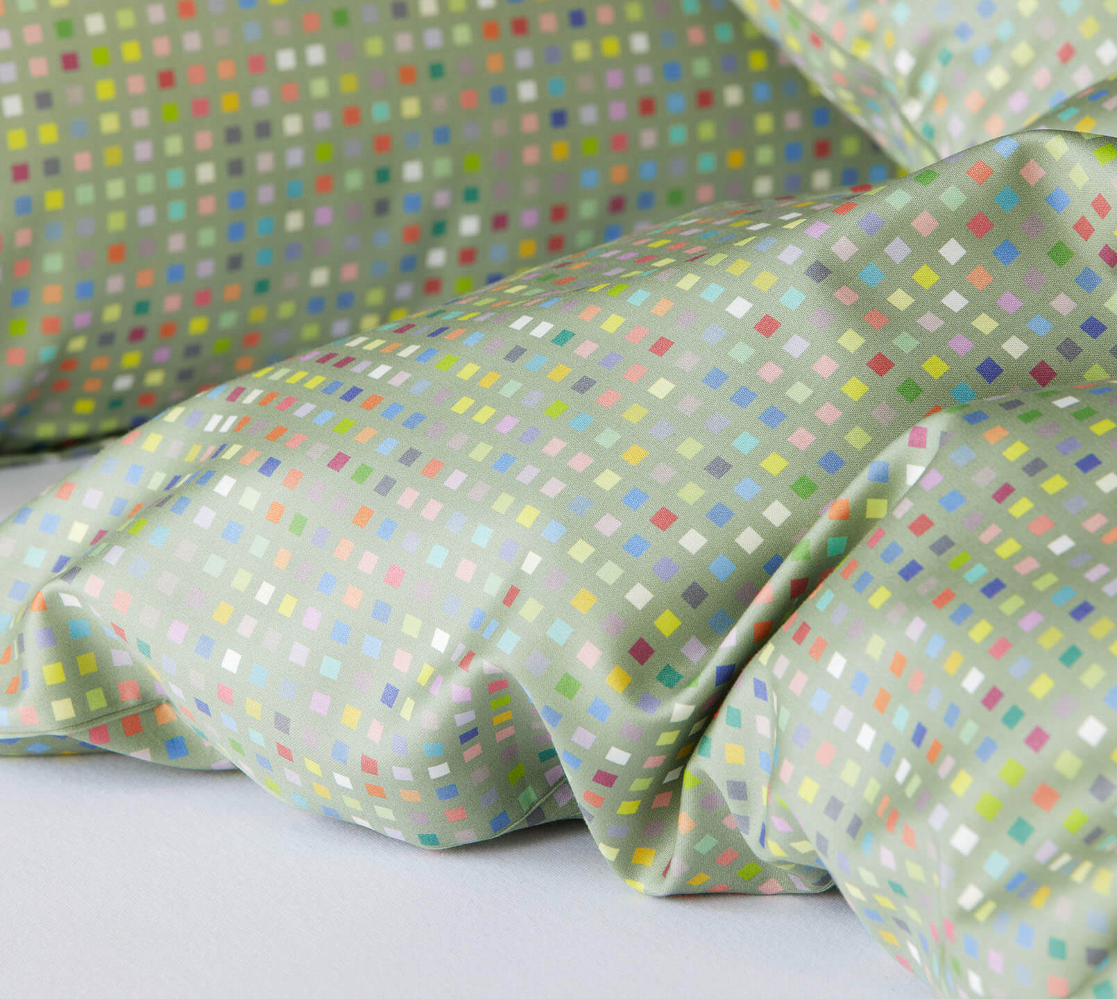 Satin Bettwäsche Pixie in Olivgrün Punktegraphik Detail 1 #farbe_Pixie Olivgrün
