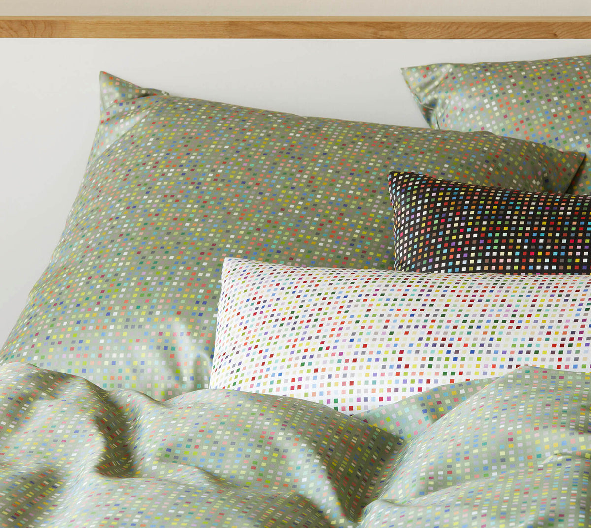 Satin Bettwäsche Pixie in Olivgrün Punktegraphik Detail  2 #farbe_Pixie Olivgrün
