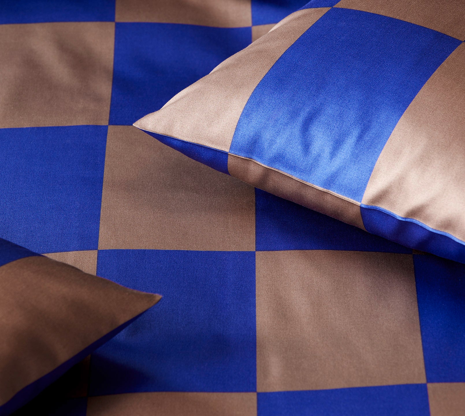 Satin Bettwäsche Plenty in Kobalt-Mousse Karo Detail #farbe_Plenty Kobalt-Mousse