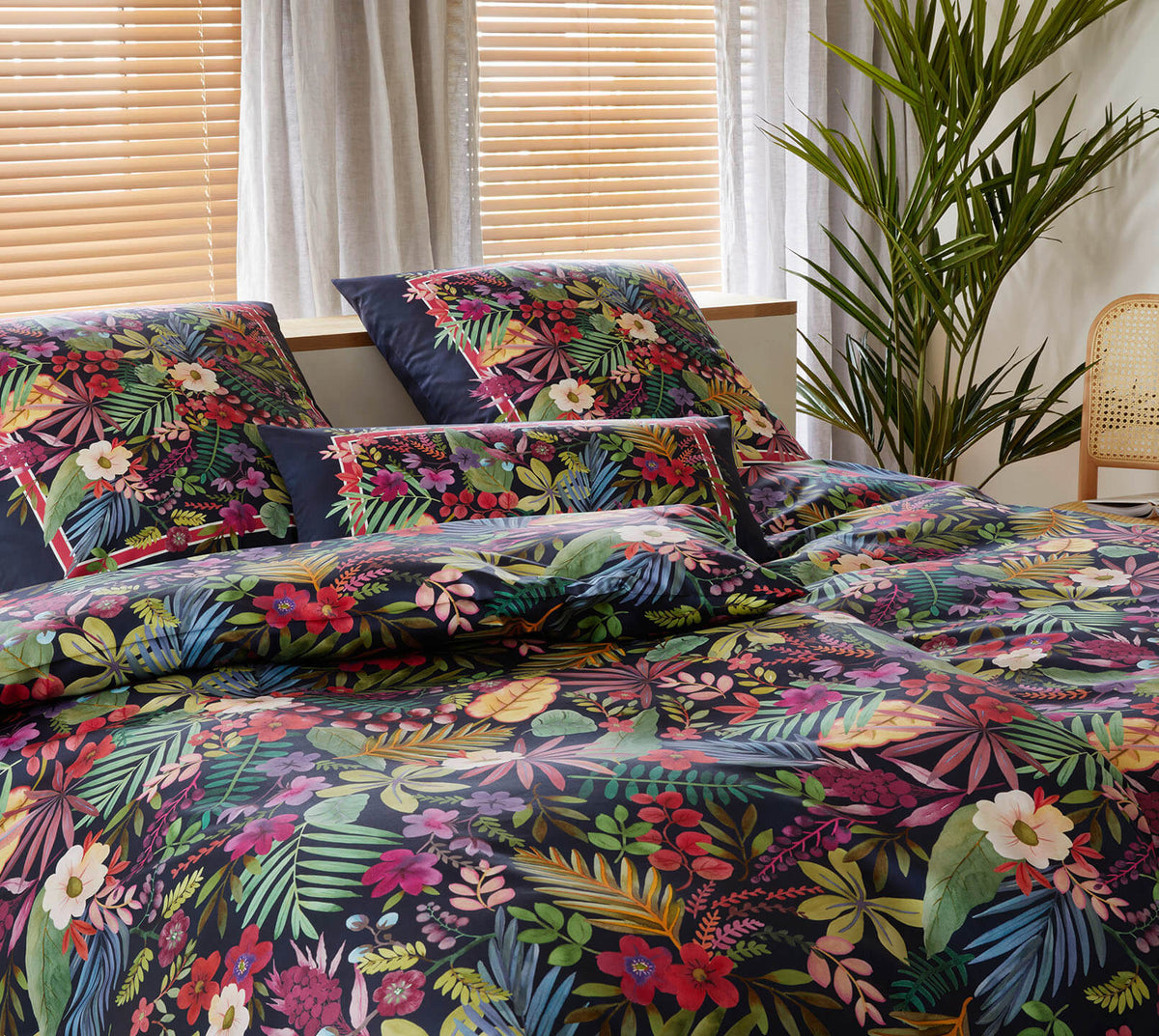 Satin Bettwäsche Rise mit Blumenmotiv Dunkelblau Schlafzimmer #farbe_Rise Dunkelblau
