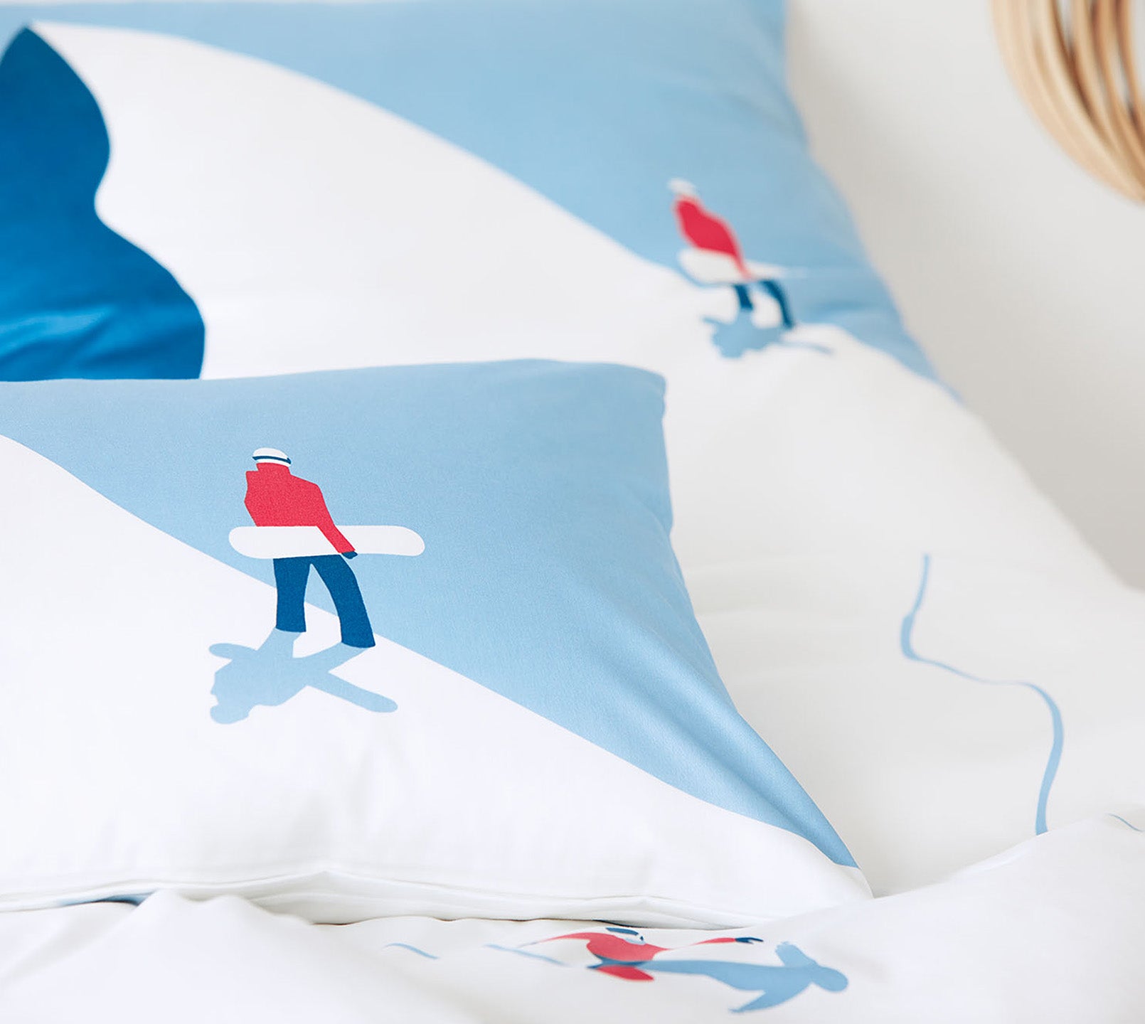 Satin Skifahrer Bettwäsche Joyride in Signal Rot Wintermotiv Detail 1 #farbe_Signal Rot