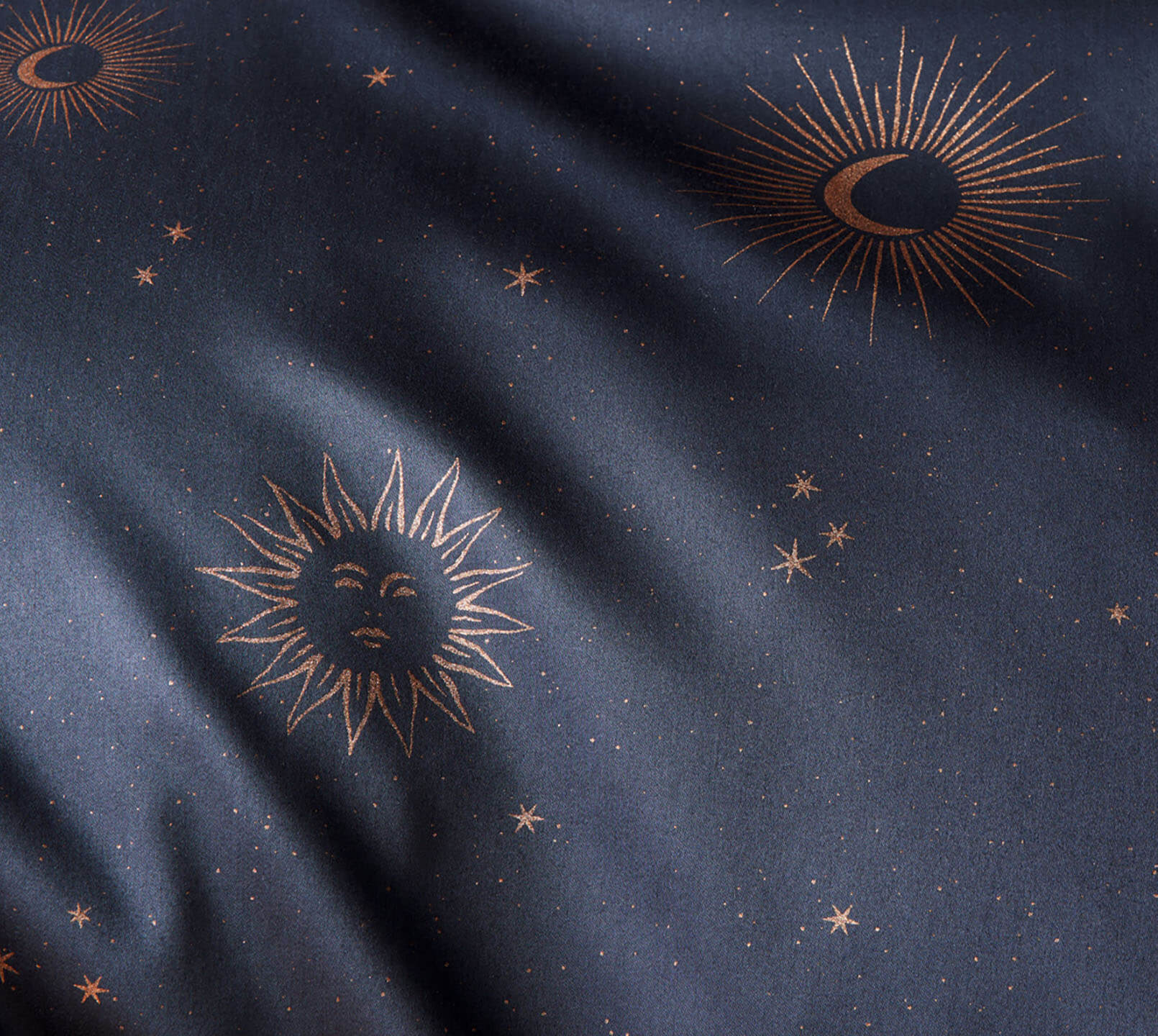 Satin Bettwäsche Stardust in Nachtblau Sonne Mond Sterne Detail 1 #farbe_Stardust Nachtblau