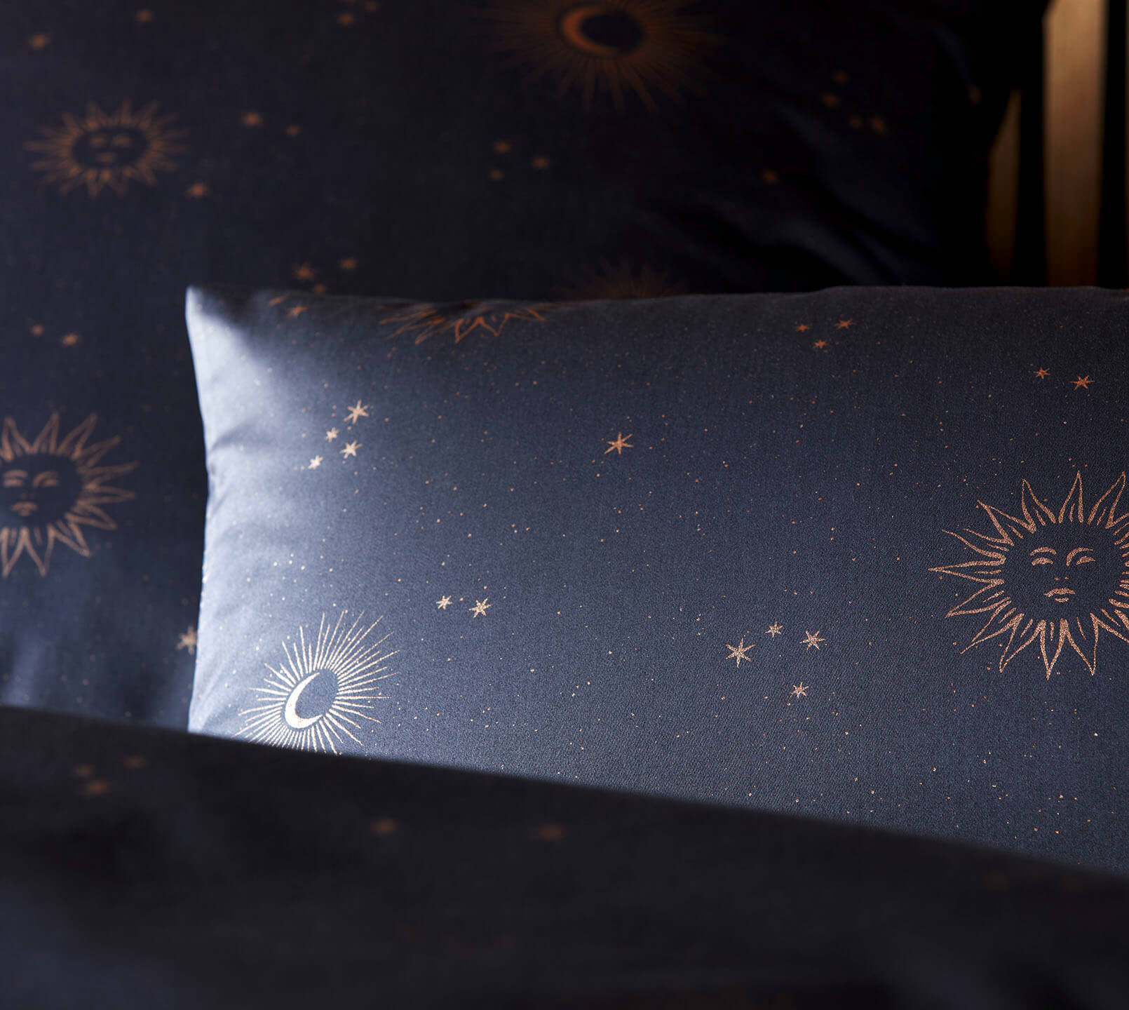 Satin Bettwäsche Stardust in Nachtblau Sonne Mond Sterne Detail 2 #farbe_Stardust Nachtblau