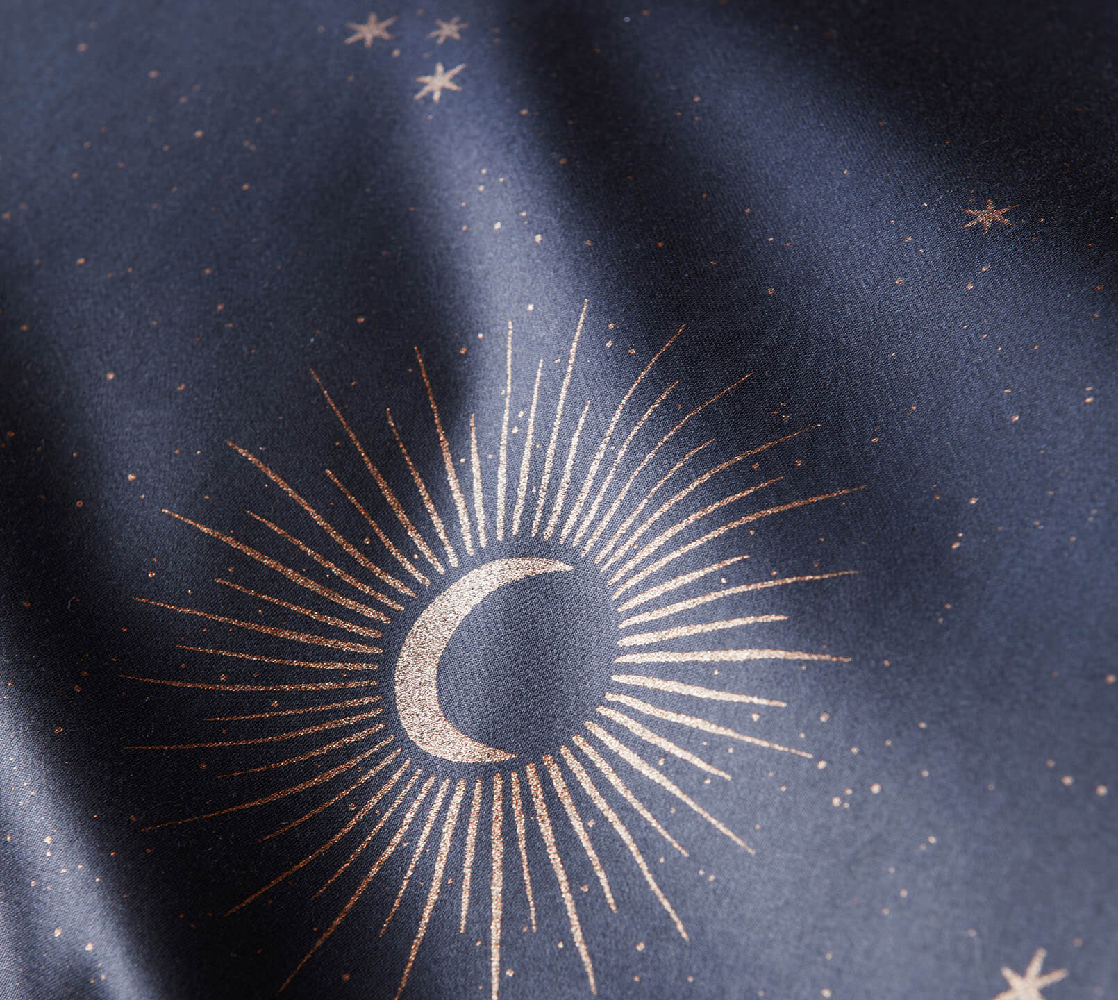 Satin Bettwäsche Stardust in Nachtblau Sonne Mond Sterne Detail 3 #farbe_Stardust Nachtblau