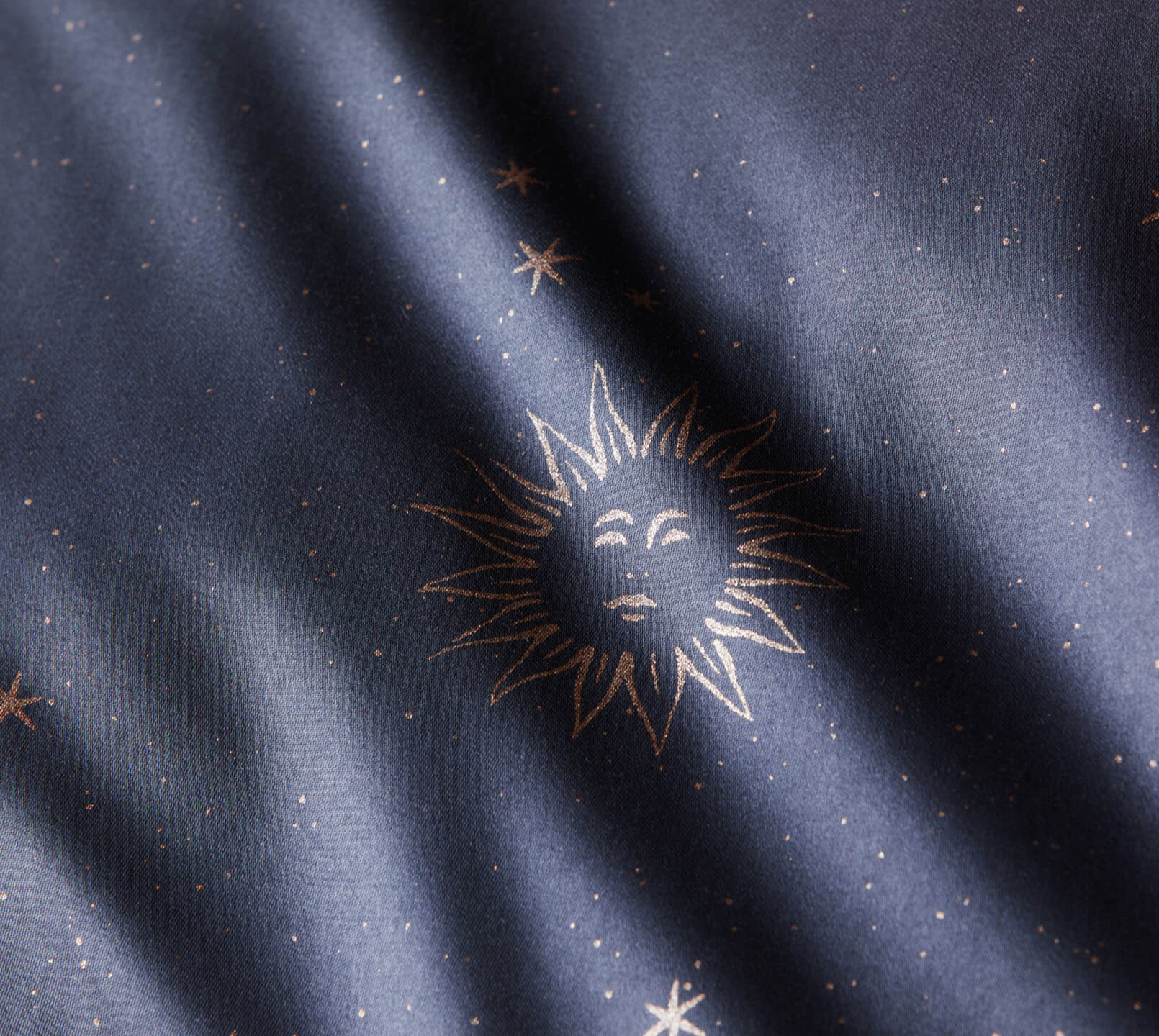 Satin Bettwäsche Stardust in Nachtblau Sonne Mond Sterne Detail 4 #farbe_Stardust Nachtblau