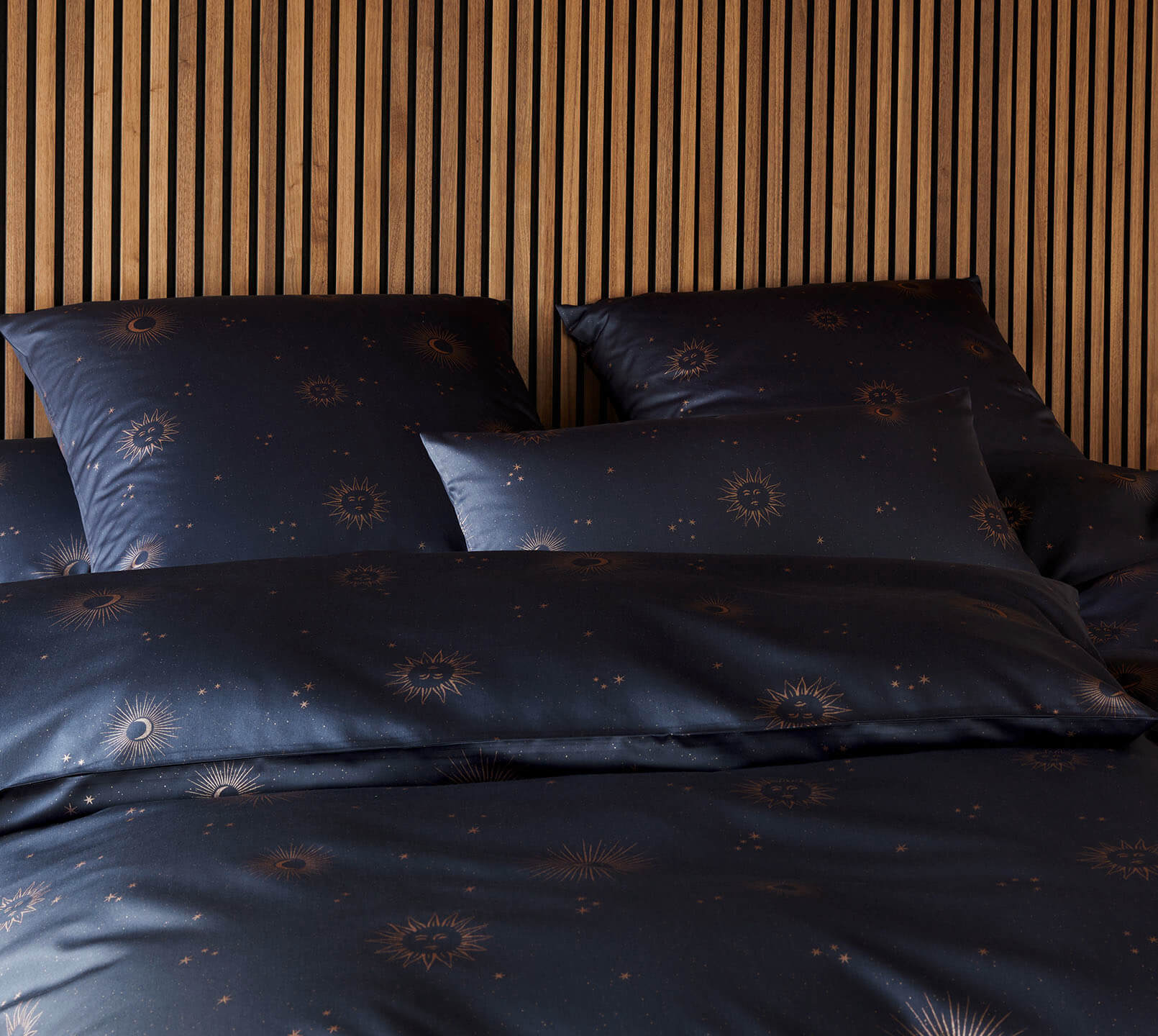 Satin Bettwäsche Stardust in Nachtblau Sonne Mond Sterne Schlafzimmer #farbe_Stardust Nachtblau