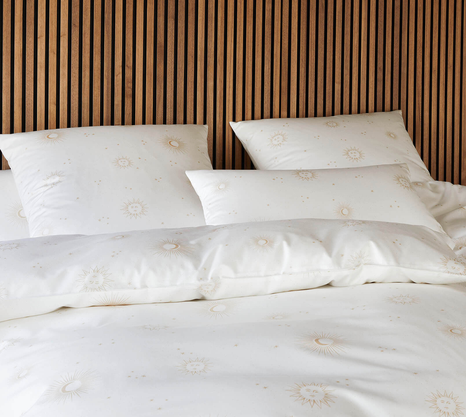 Satin Bettwäsche Stardust in Weiß Sonne Mond Sterne Schlafzimmer #farbe_Stardust Weiß