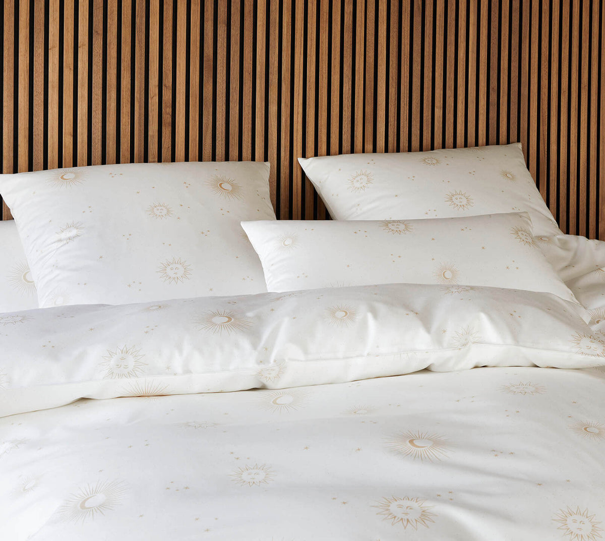 Satin Bettwäsche Stardust in Weiß Sonne Mond Sterne Schlafzimmer #farbe_Stardust Weiß