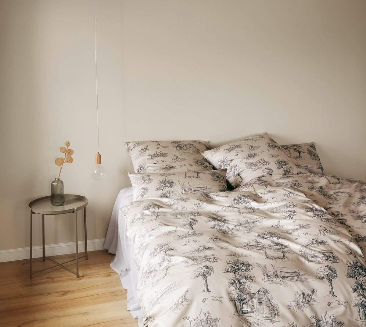 Satin Bettwäsche Toile de Jouy in Greige Landschaften Schlafzimmer
#farbe_Greige