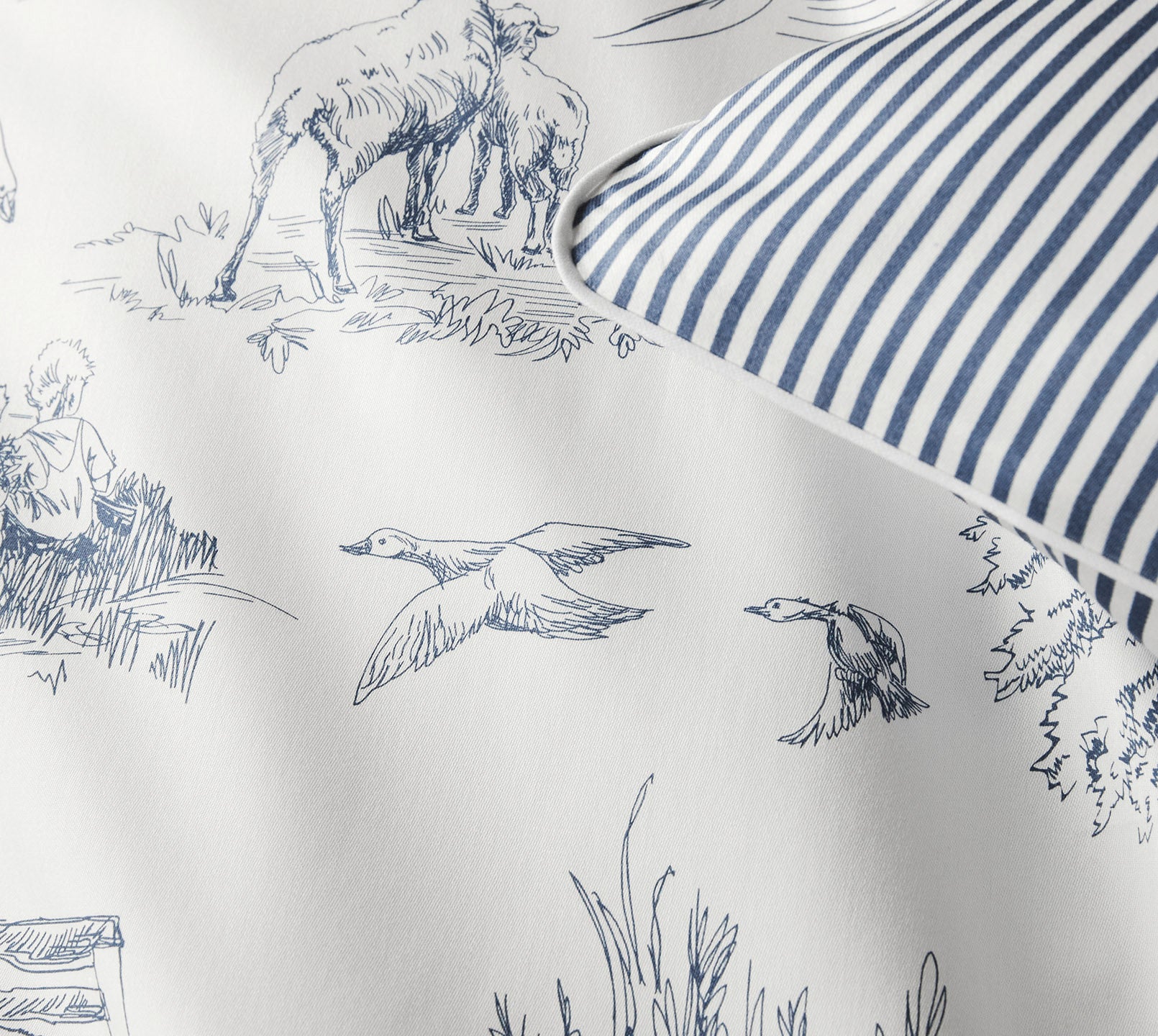 Satin Bettwäsche Toile de Jouy in Marine Landschaften Detail 2
#farbe_Toile de Jouy Marine