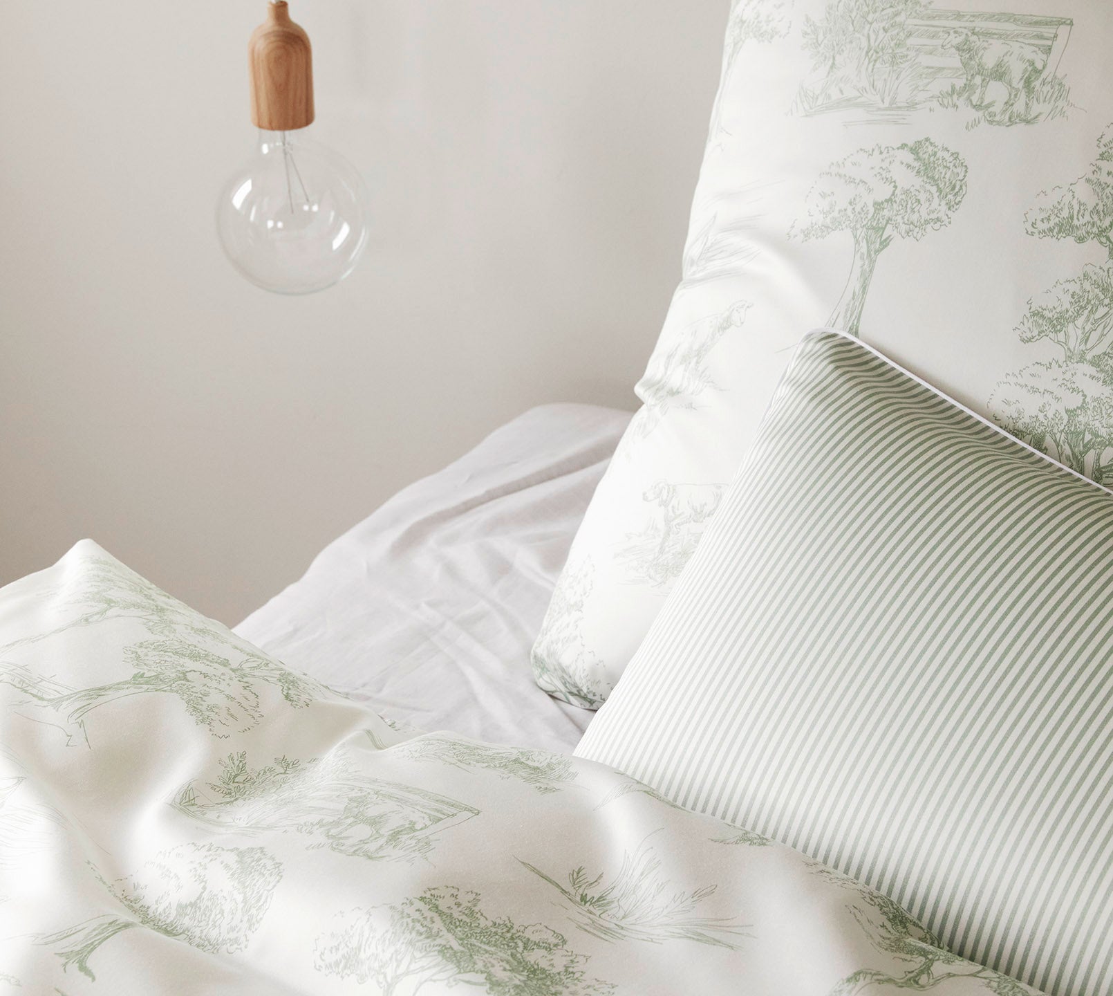 Satin Bettwäsche Toile de Jouy in Pistazie Landschaften Detail 3
#farbe_Toile de Jouy Pistazie