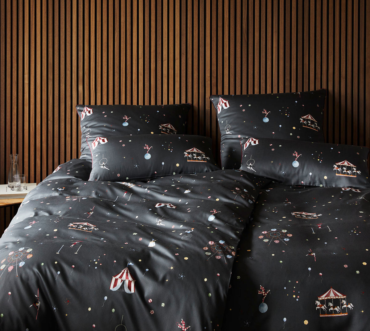 Satin Bettwäsche Variete in Anthra Zirkusmotive Schlafzimmer #farbe_Anthra