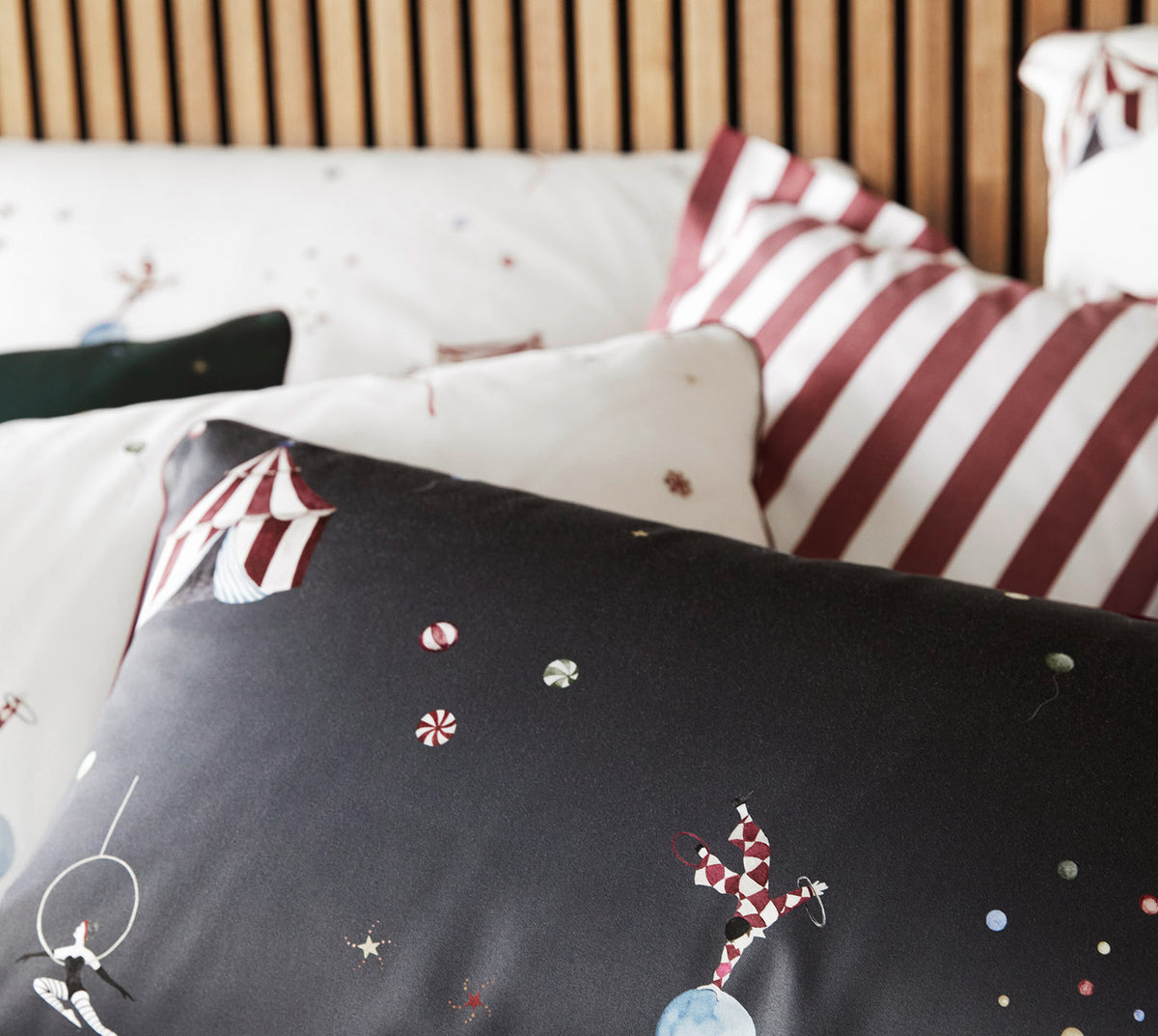 Satin Bettwäsche Variete in Weiß Zirkusmotive Detail 3 #farbe_Weiß