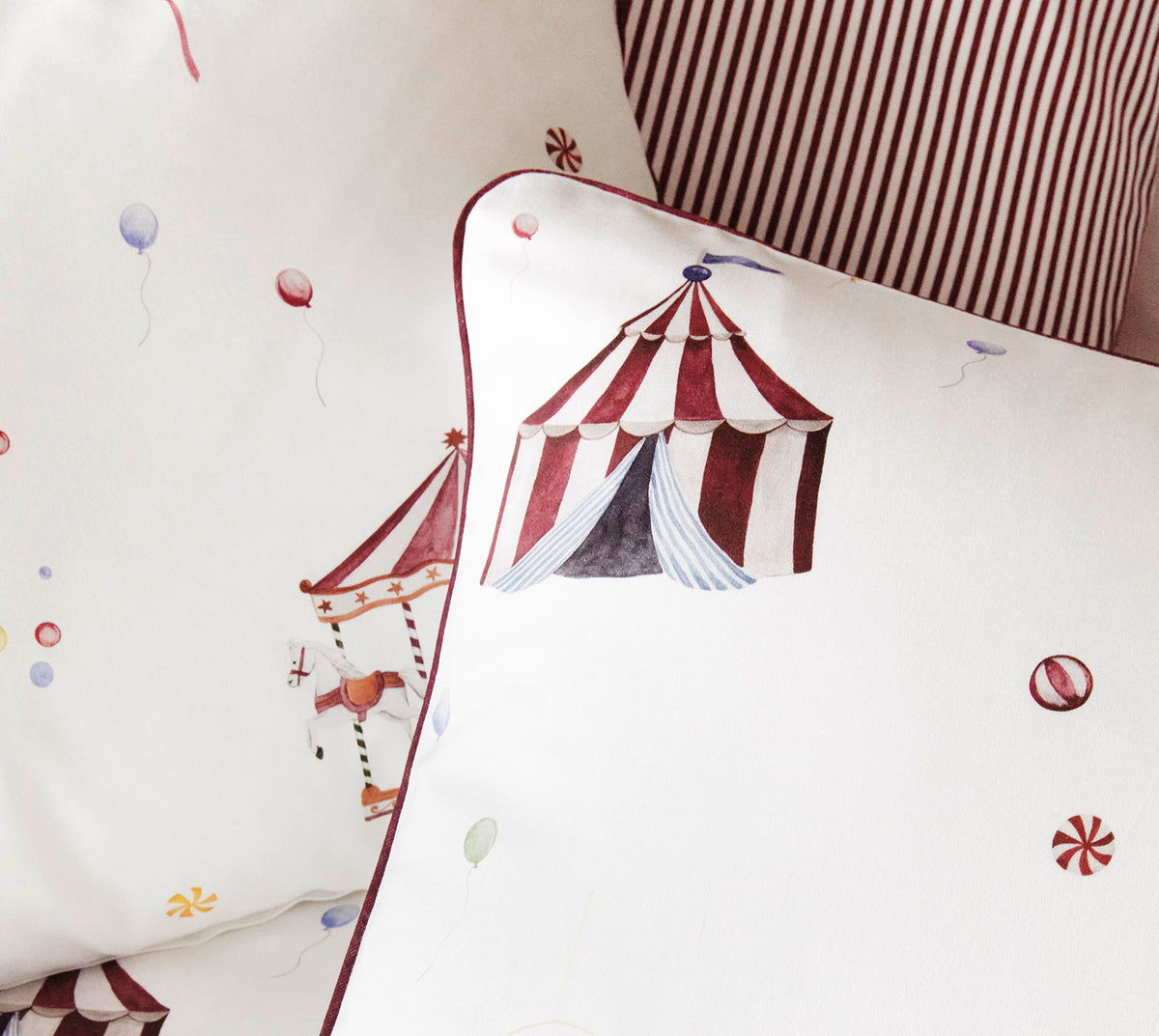 Satin Bettwäsche Variete in Weiß Zirkusmotive Detail #farbe_Weiß