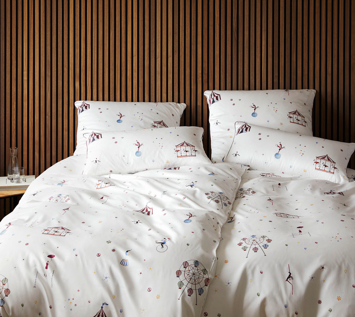Satin Bettwäsche Variete in Weiß Zirkusmotive Schlafzimmer #farbe_Weiß